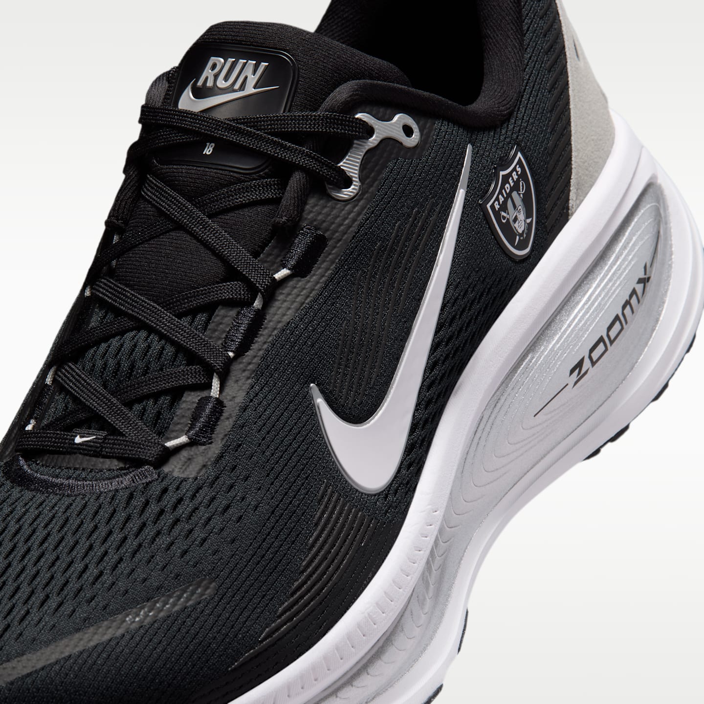 Мужские кроссовки Nike Vomero 18 (Las Vegas Raiders) NFL Road Running, цвет: Чёрный / Серебряный — фото 7