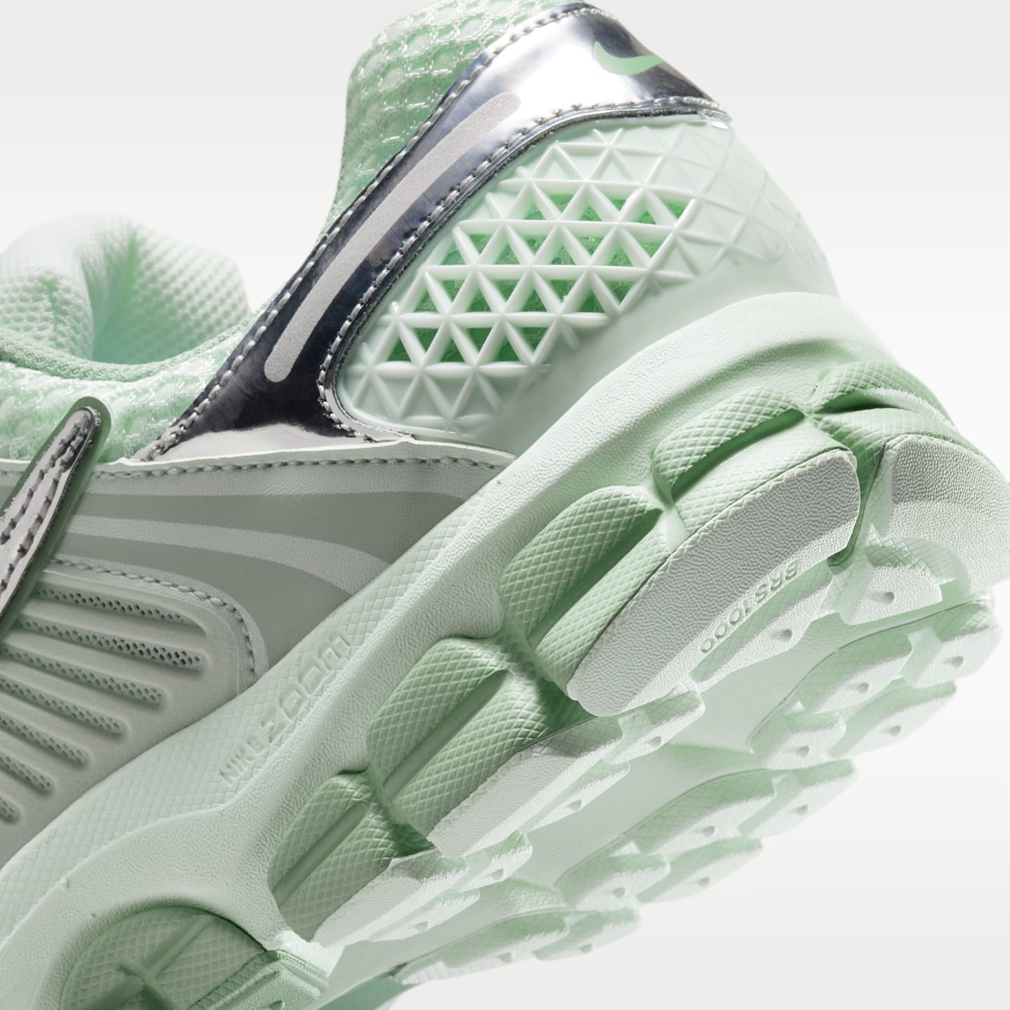 Женские кроссовки Nike Zoom Vomero 5 Shoes, цвет: Зелёный / Еловый — фото 8