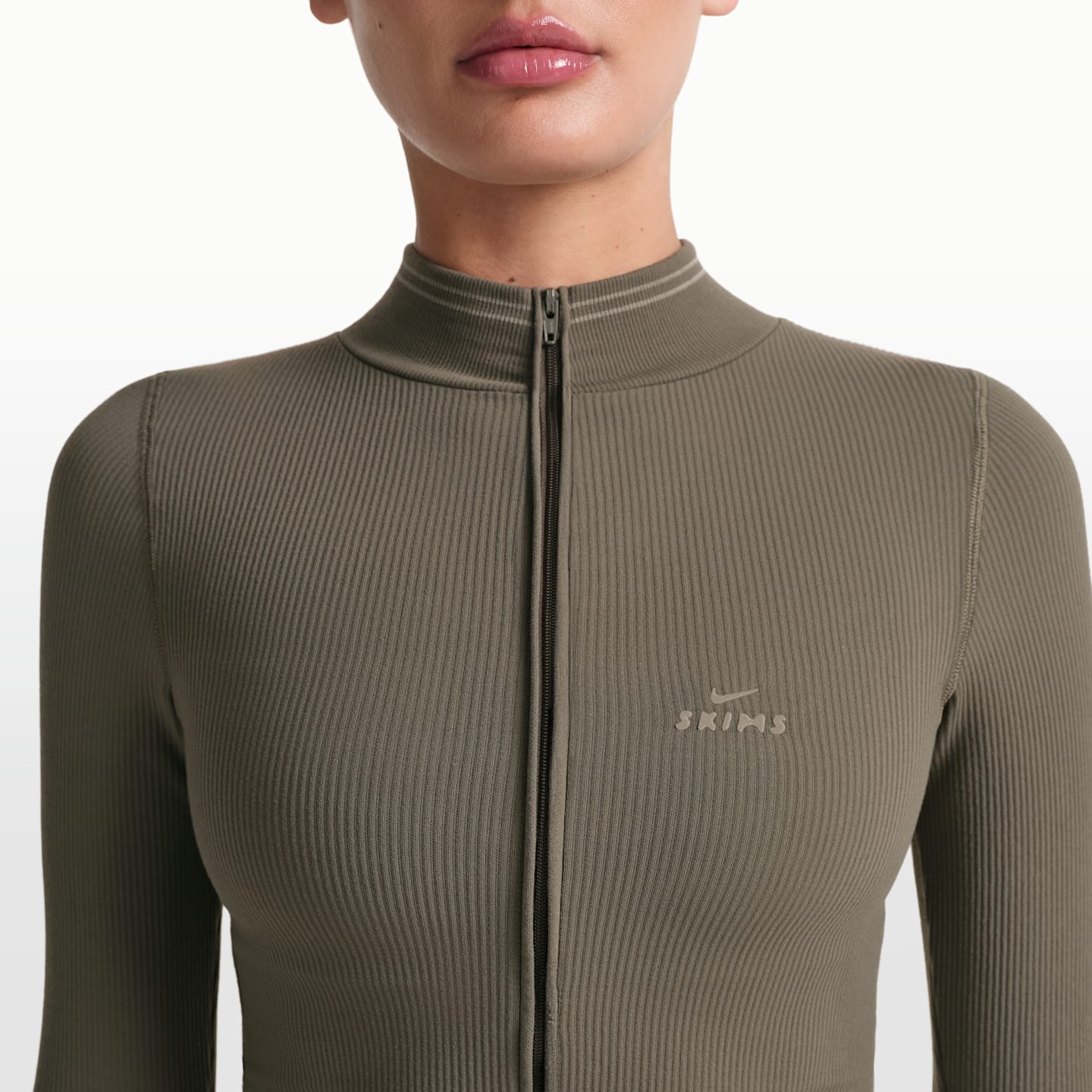 Женская укороченная куртка NikeSKIMS Ribbed Seamless на молнии, цвет: Дюнный — фото 5