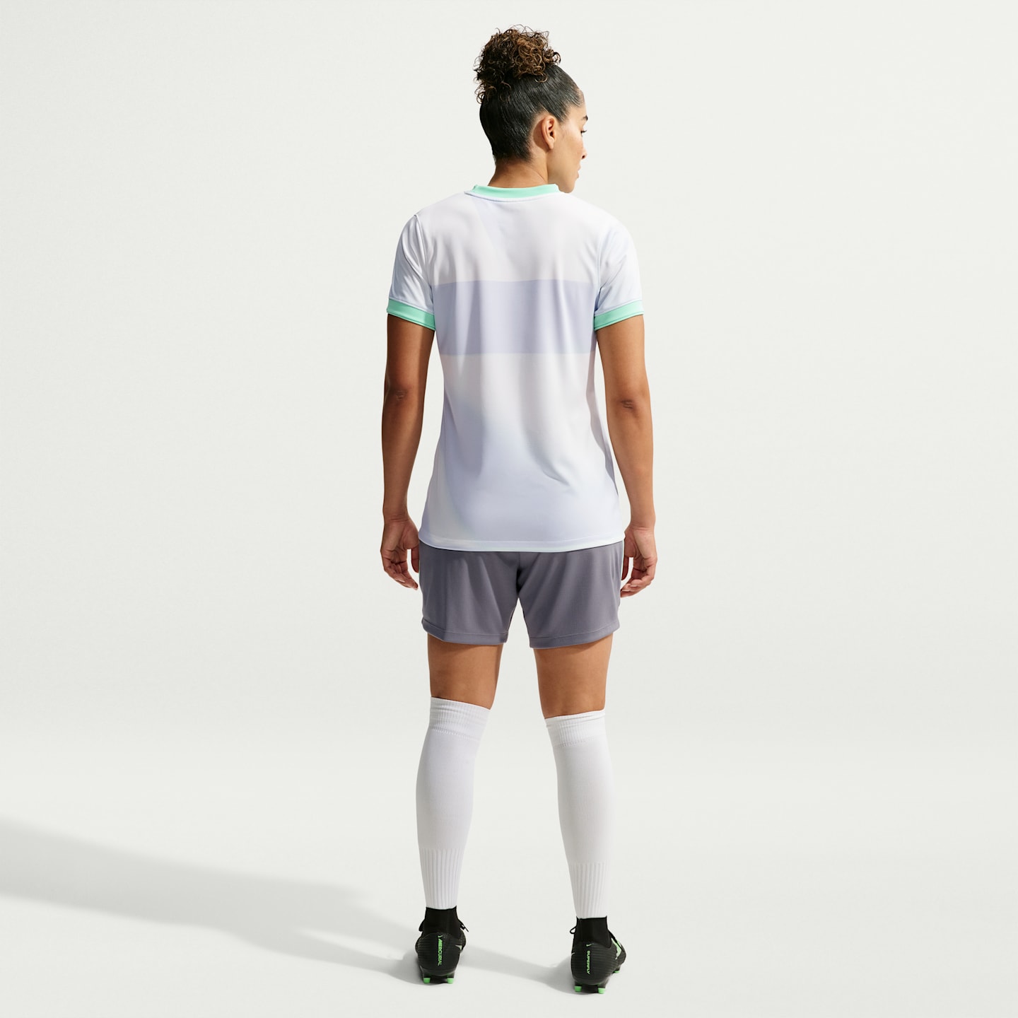 Женский футбольный топ с коротким рукавом Nike Sam Kerr для разминки Dri-FIT, цвет: Снежный белый / Зелёный сияющий — фото 5