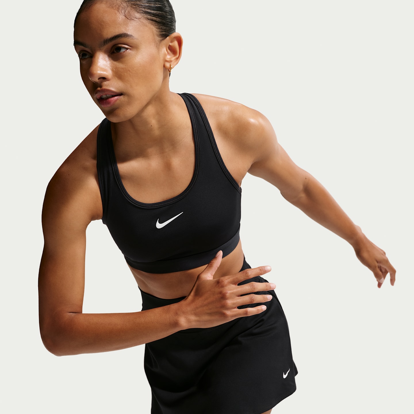 Спортивное бра Swoosh Non, уплотнённая чашка, средняя поддержка — Nike, цвет: Чёрный / Белый — фото 3