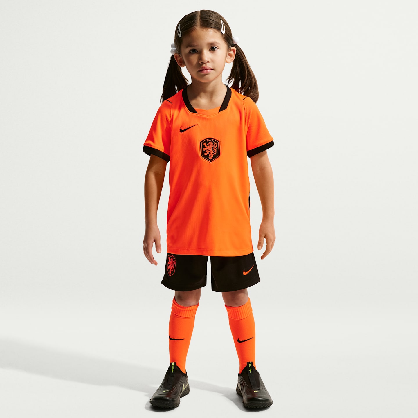 Детский футбольный комплект Nike Netherlands 2026 Stadium Home из 3 предметов, цвет: Малиновый / Чёрный — фото 1