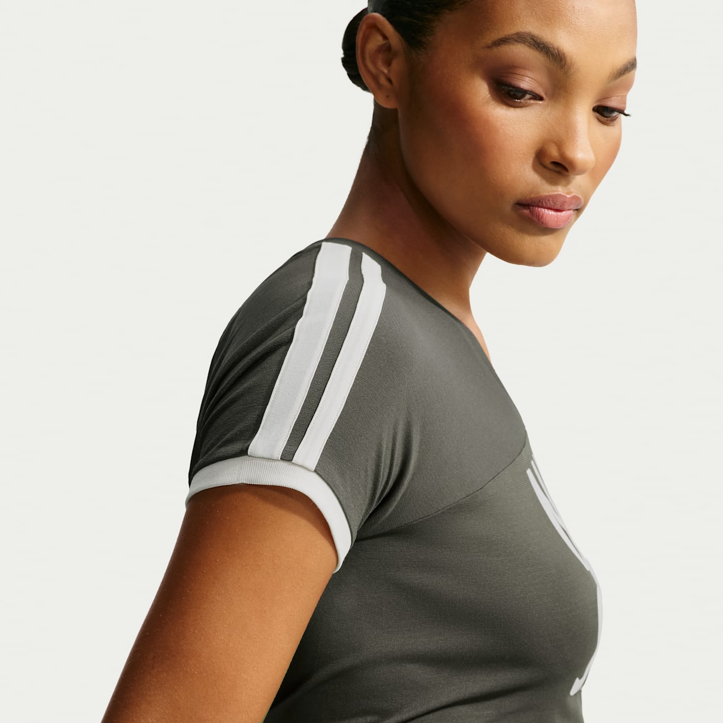 Женский топ NikeSKIMS Stretch Knit V-Neck Short-Sleeve, цвет: Экрю — фото 3