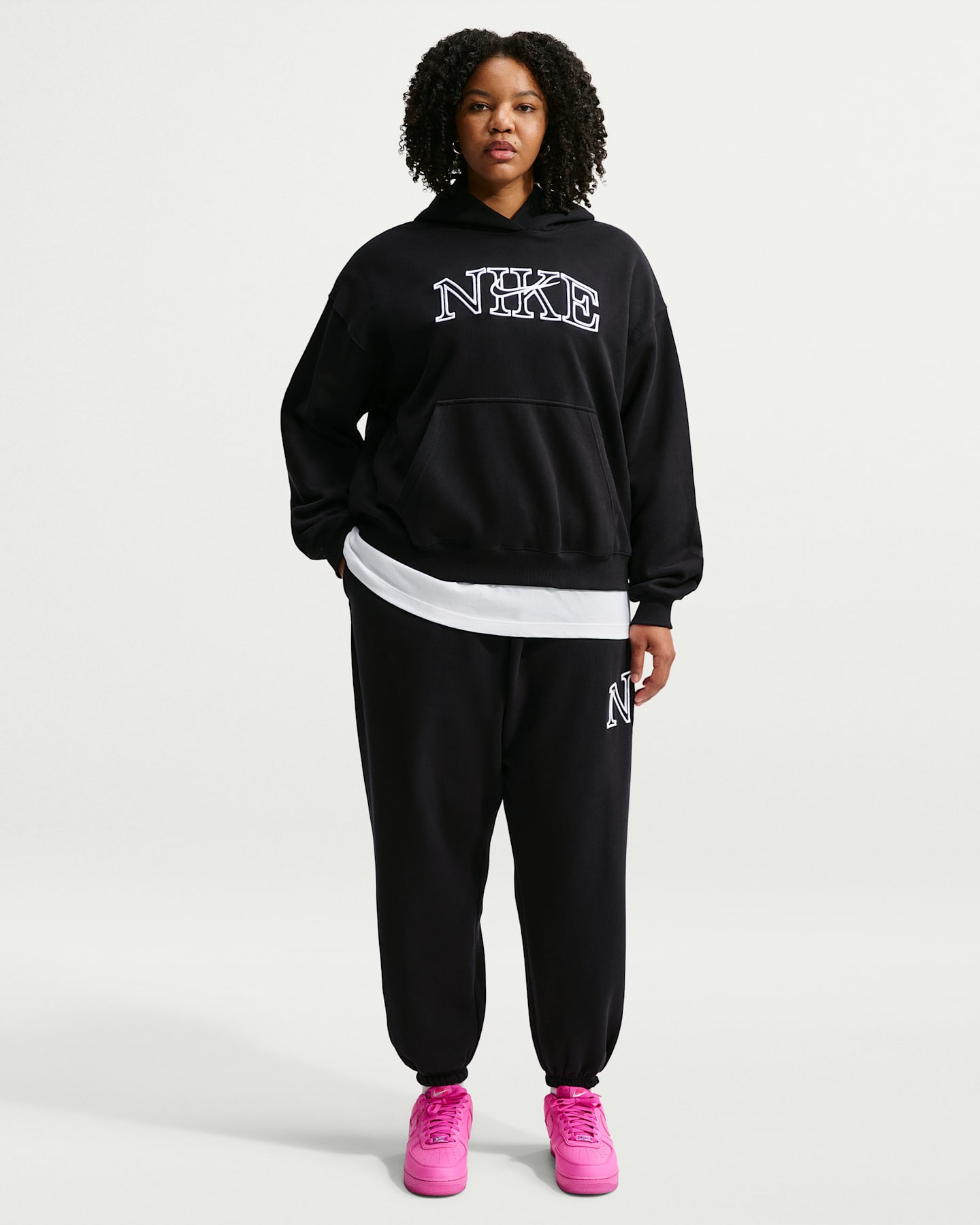 Женские брюки Nike Studio Fleece Medium Weight оверсайз с логотипом, большие размеры, цвет: Чёрный / Белый — фото 8