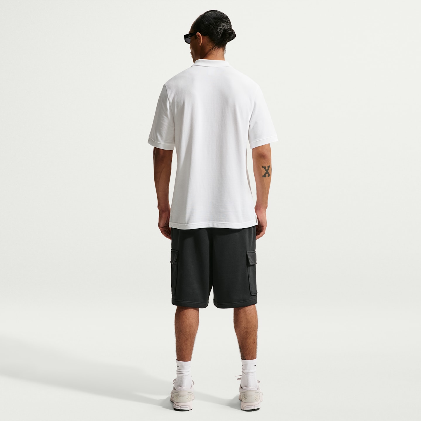 Мужские флисовые шорты-карго Nike Club, цвет: Чёрный / Белый — фото 5