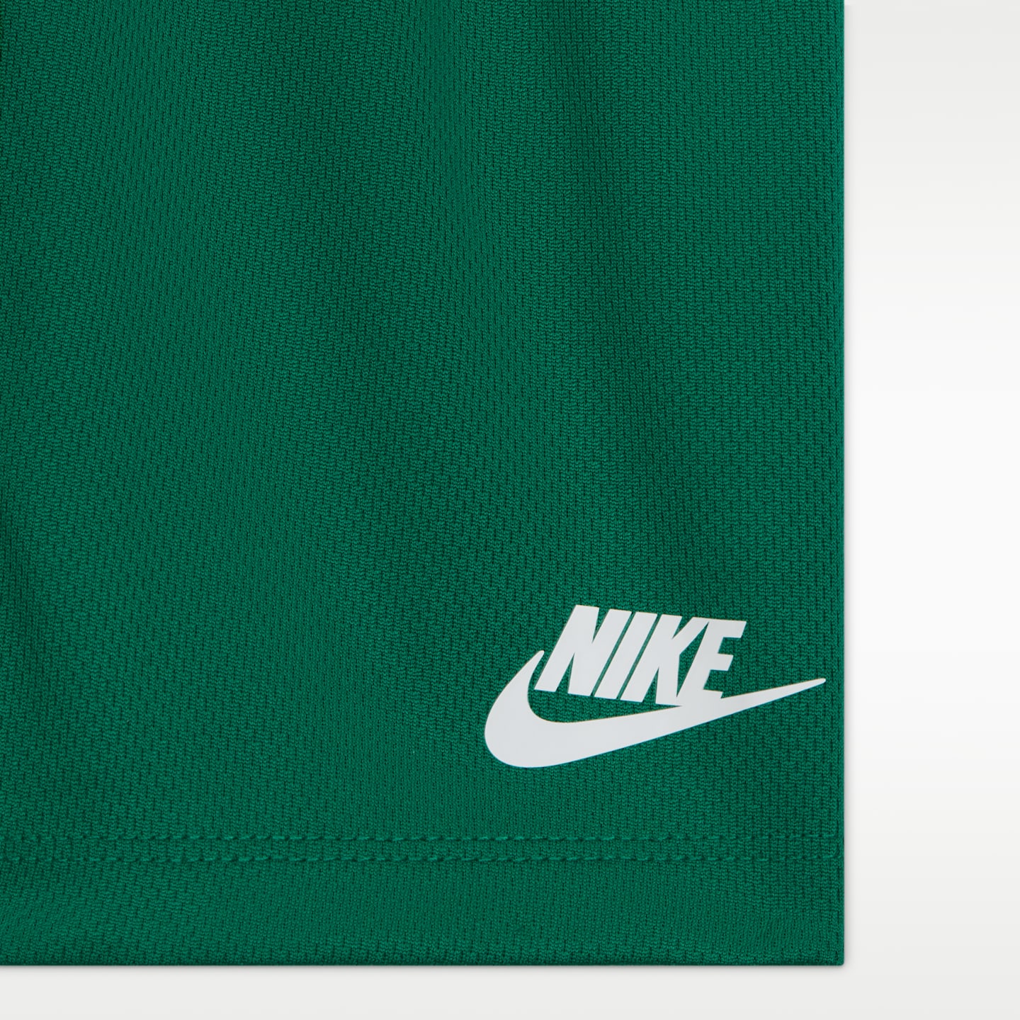 Детский комплект Nike Sportswear "Just Do It" Graphic T-Shirt and Mesh Shorts Set, цвет: Malachite — фото 3