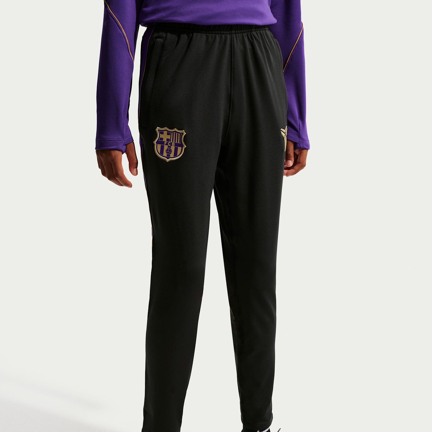 Детские футбольные трикотажные брюки Nike FC Barcelona Strike Away Kobe Dri-FIT, цвет: Чёрный / Фиолетовый — фото 2