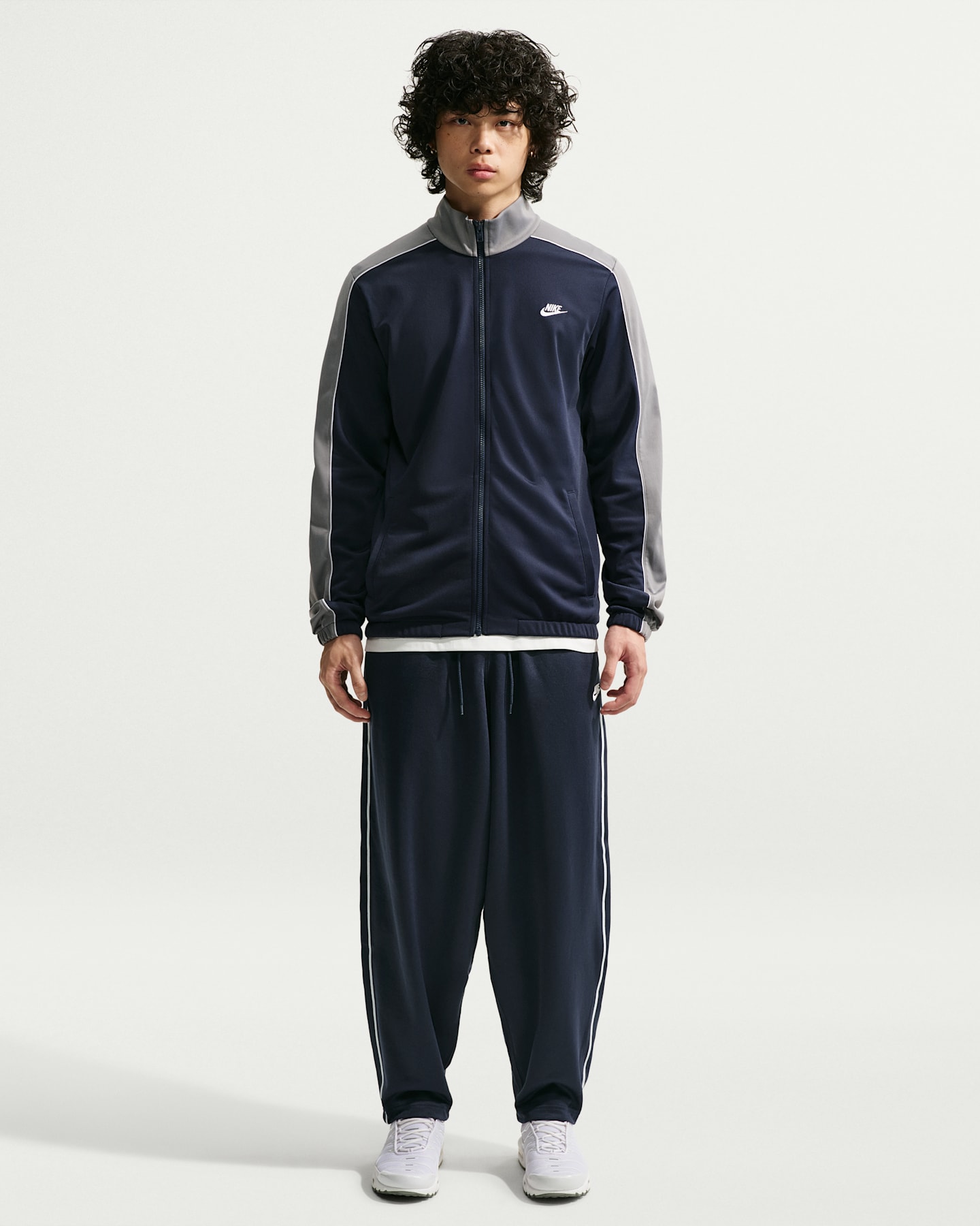Мужские брюки Nike Sportswear Club Oversized Knit Track Pants, цвет: Обсидиановый / Белый — фото 11