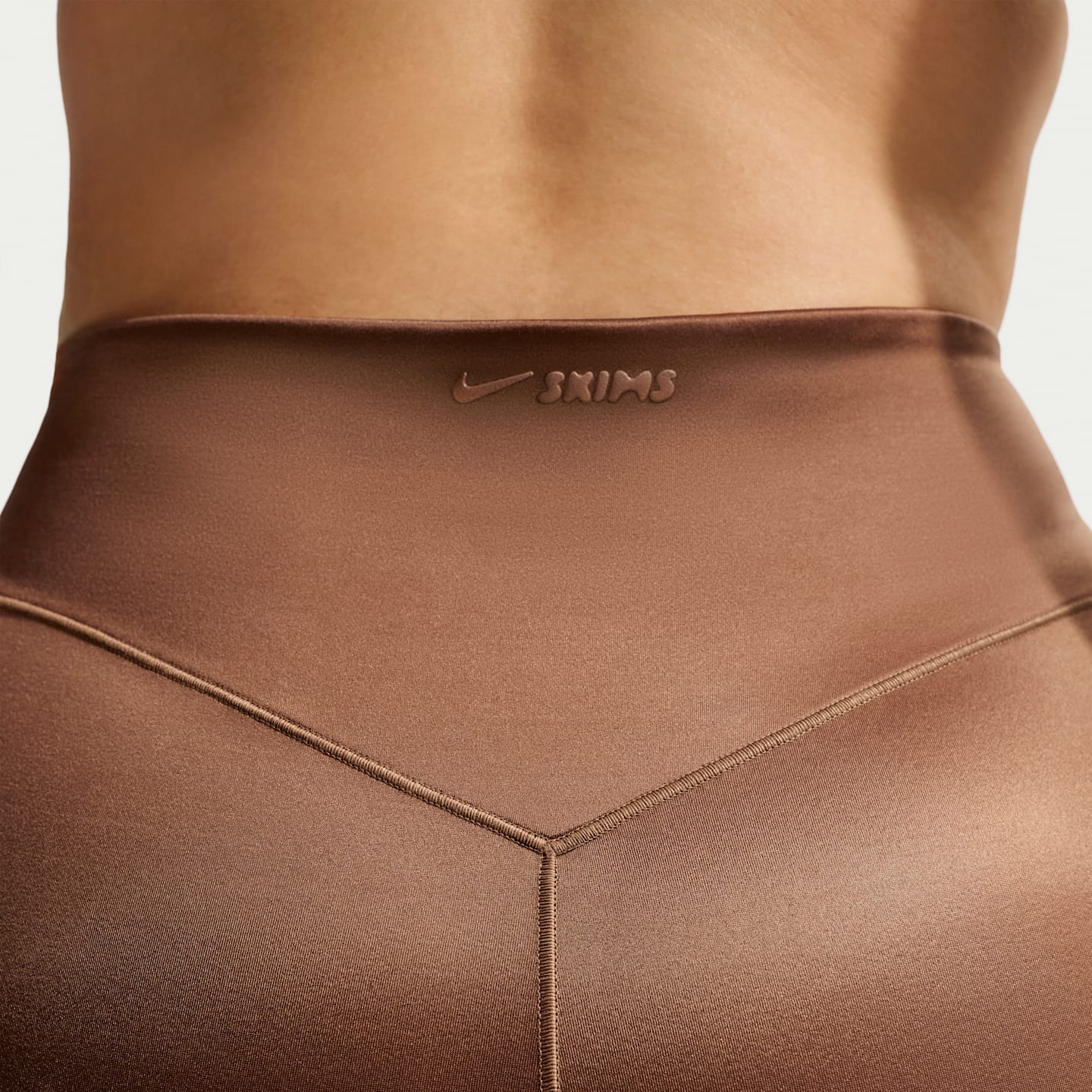 Женские леггинсы NikeSKIMS Satin Shine High-Waisted Bonded 26" Leggings, цвет: Коричневый — фото 12
