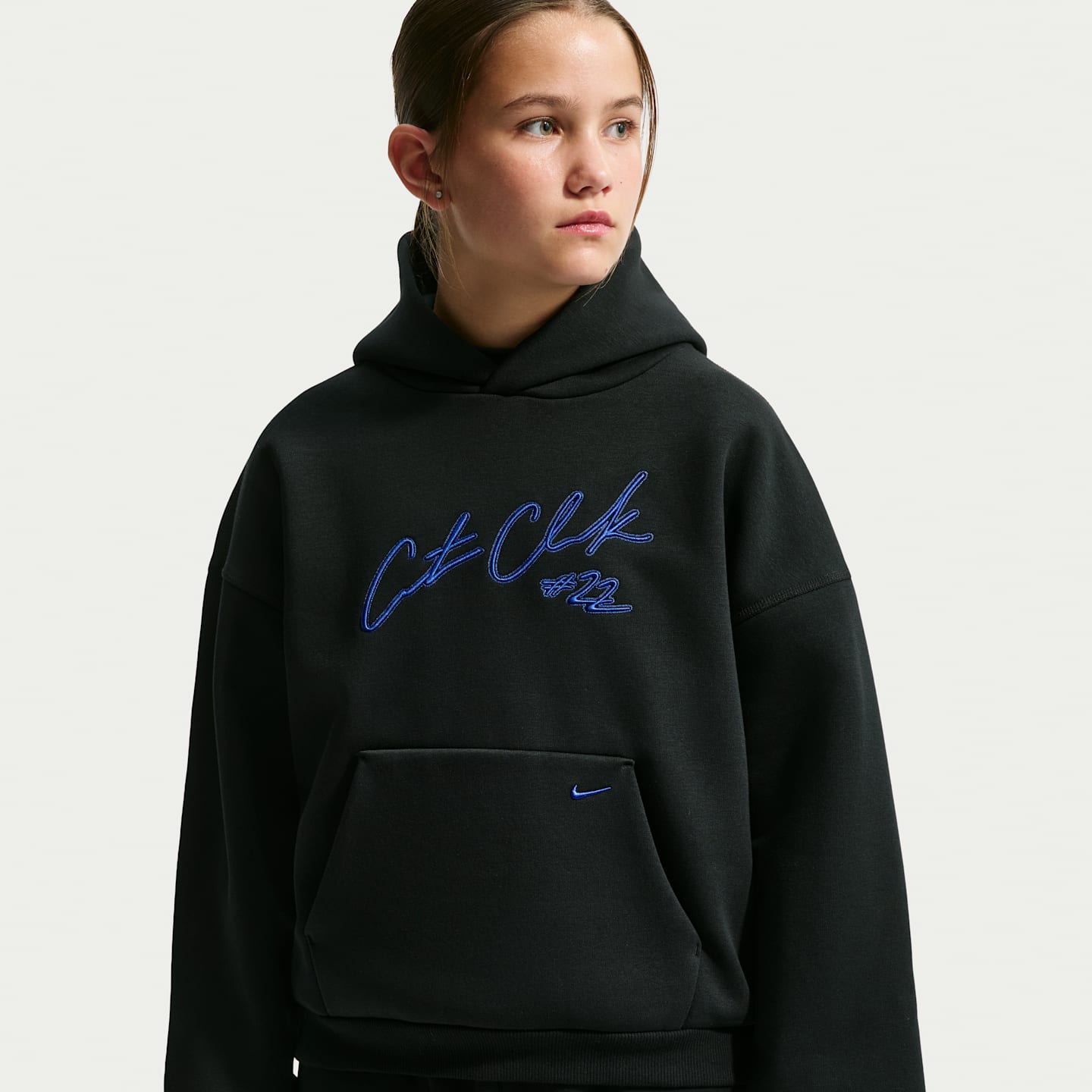 Детское флисовое худи Nike Caitlin Standard Issue Therma-FIT, начёсанное, цвет: Чёрный / Королевский синий — фото 2