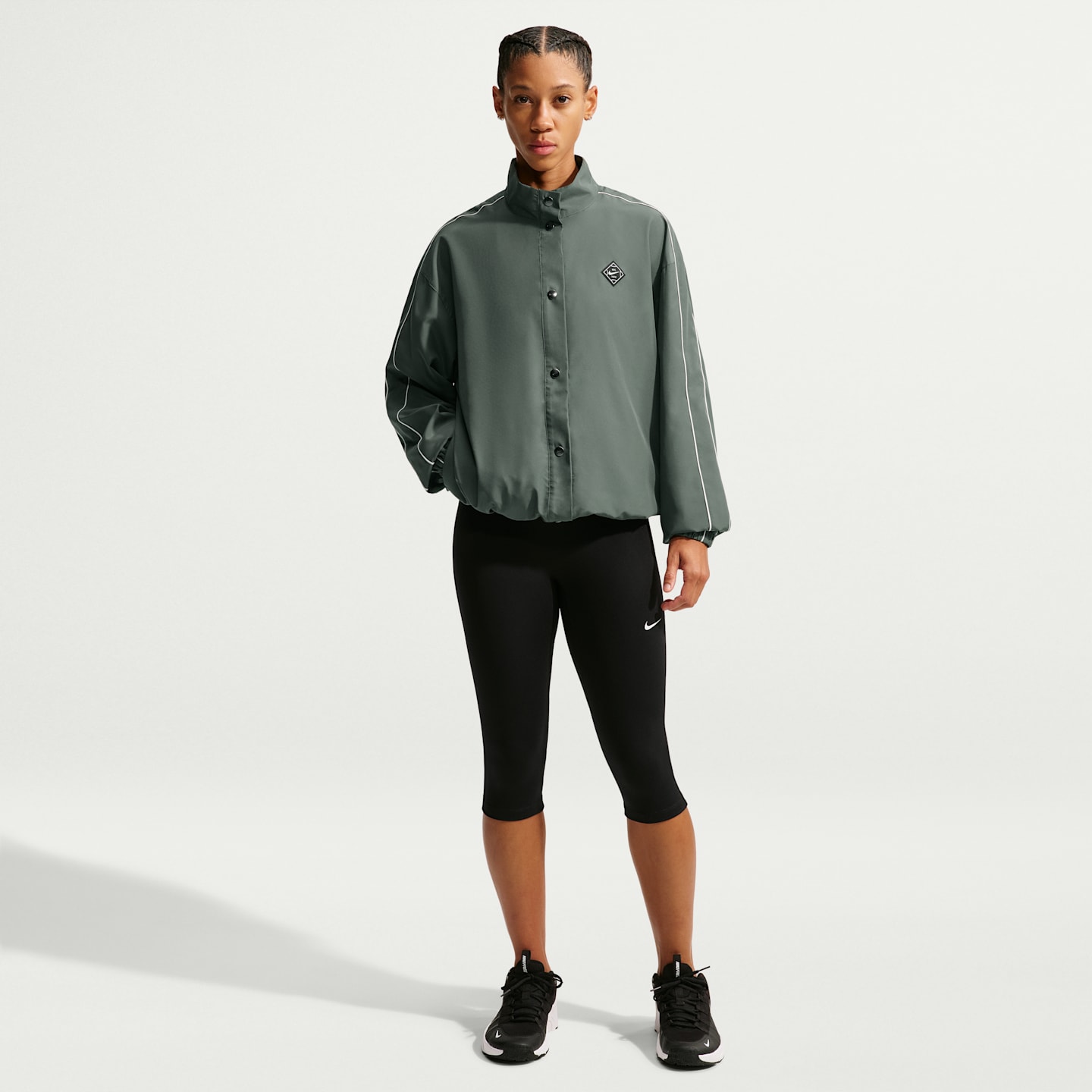 Женская куртка Nike One Dri-FIT оверсайз, цвет: Камуфляжный зелёный / Молочный — фото 4