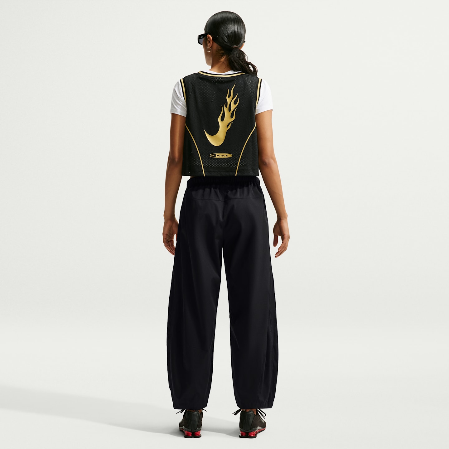 Женские брюки-бочонки Nike Sportswear свободного кроя со средней посадкой, цвет: Чёрный / Молочный — фото 5