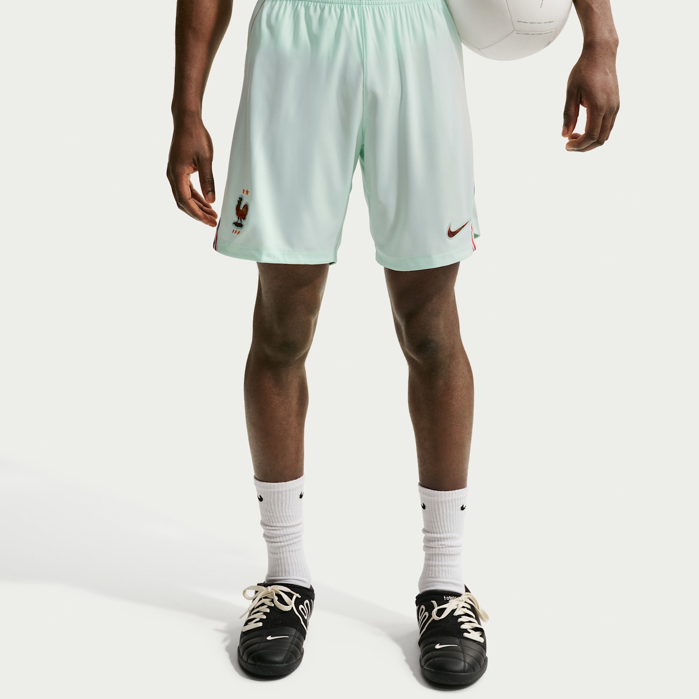 Мужские футбольные шорты Nike FFF 2026 Stadium Away Dri-FIT Replica, цвет: Igloo/Monarch/Monarch — фото 2