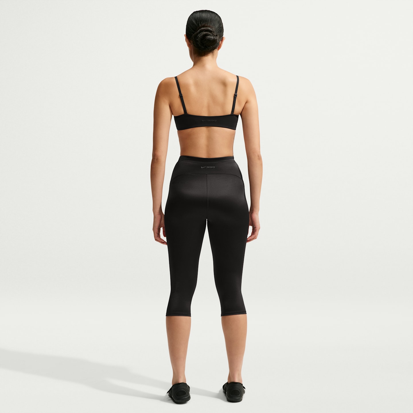 Женские спортивные бра NikeSKIMS Matte Balconette Bra, цвет: Обсидиановый — фото 5