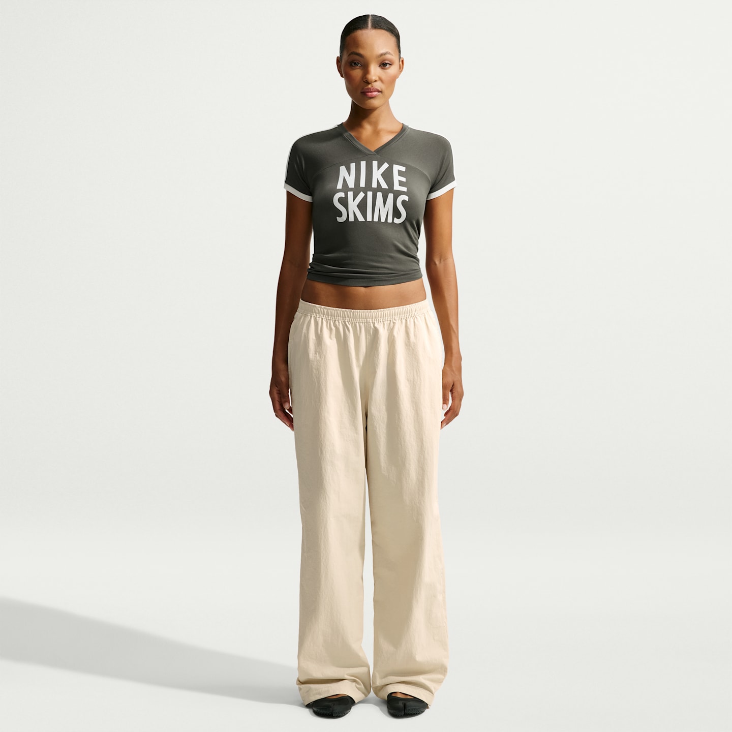 Женский топ NikeSKIMS Stretch Knit V-Neck Short-Sleeve, цвет: Экрю — фото 4