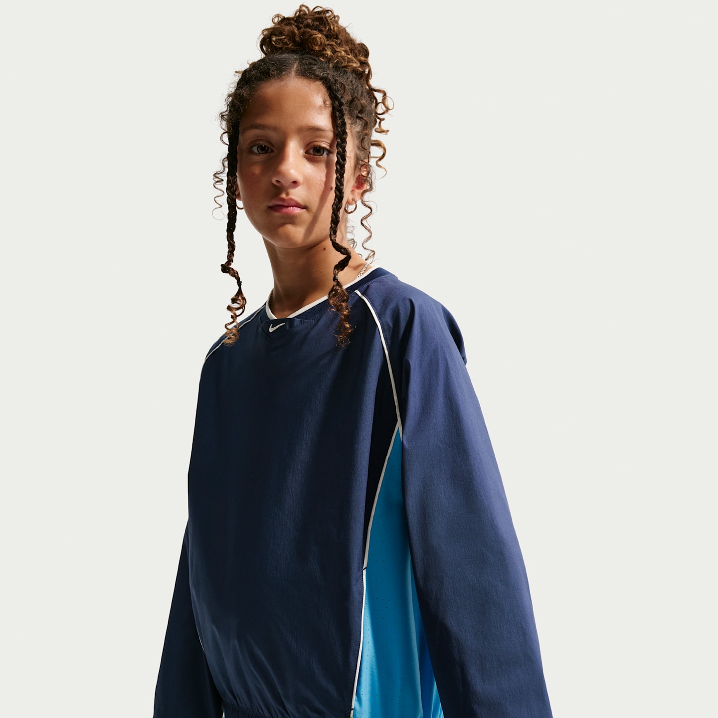 Детский тканый топ Nike Sportswear с V-образным вырезом и длинным рукавом, цвет: Тёмно-синий / Синий — фото 2