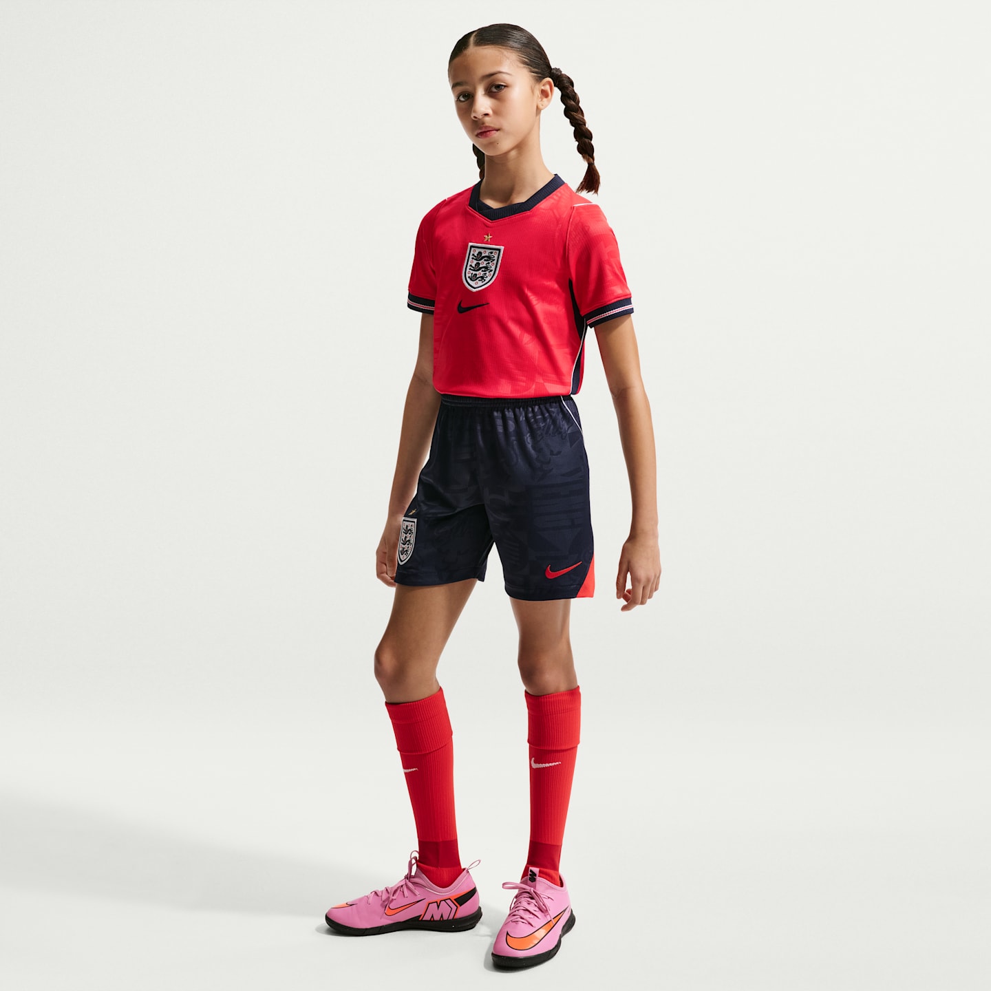 Детский топ Nike England National Team 2026 Stadium Home Big Kids' Dri-FIT Soccer Jersey, цвет: Красный / Обсидиановый — фото 6