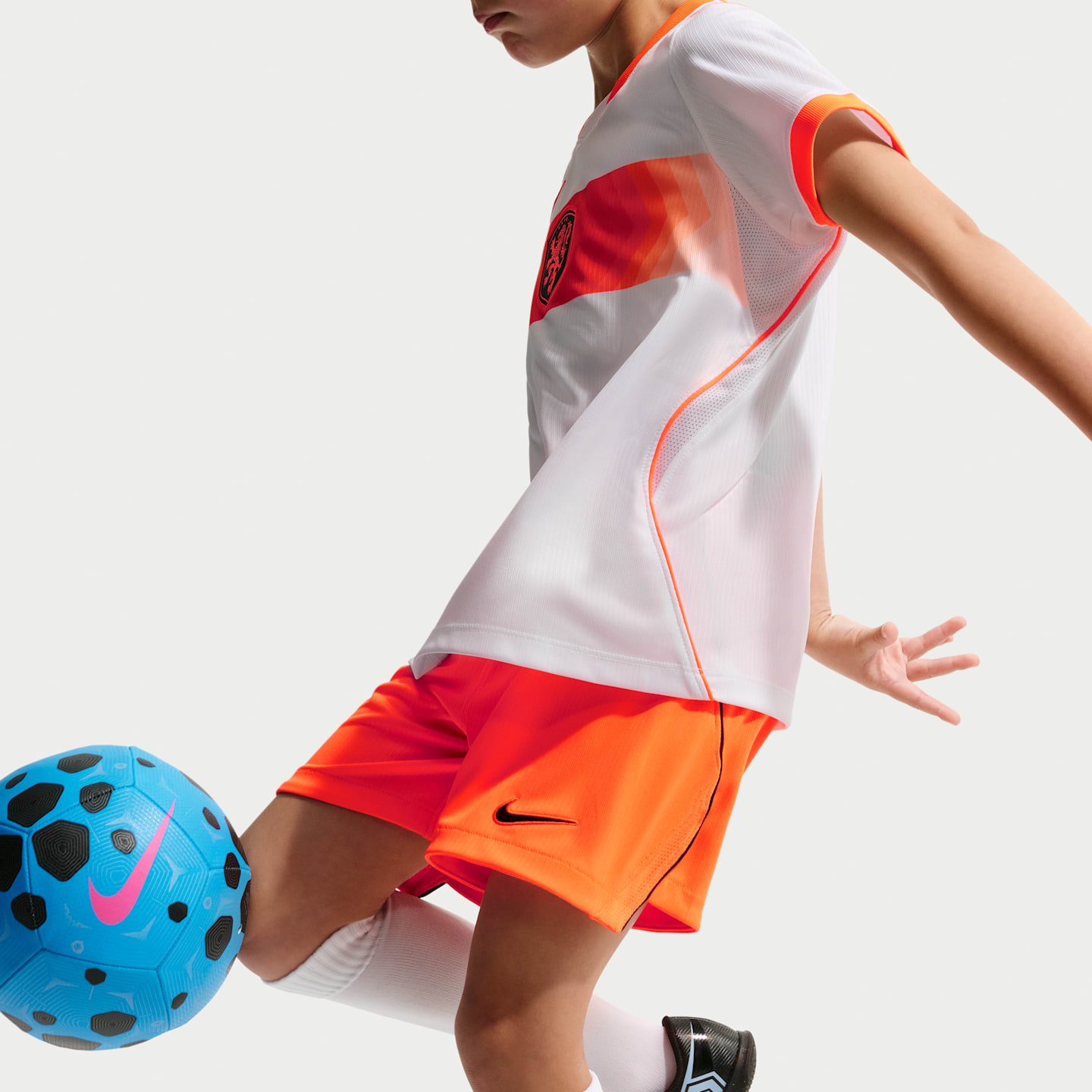 Детский футбольный комплект Nike Netherlands 2026 Stadium Away из 3 предметов, цвет: Белый / Малиновый — фото 6