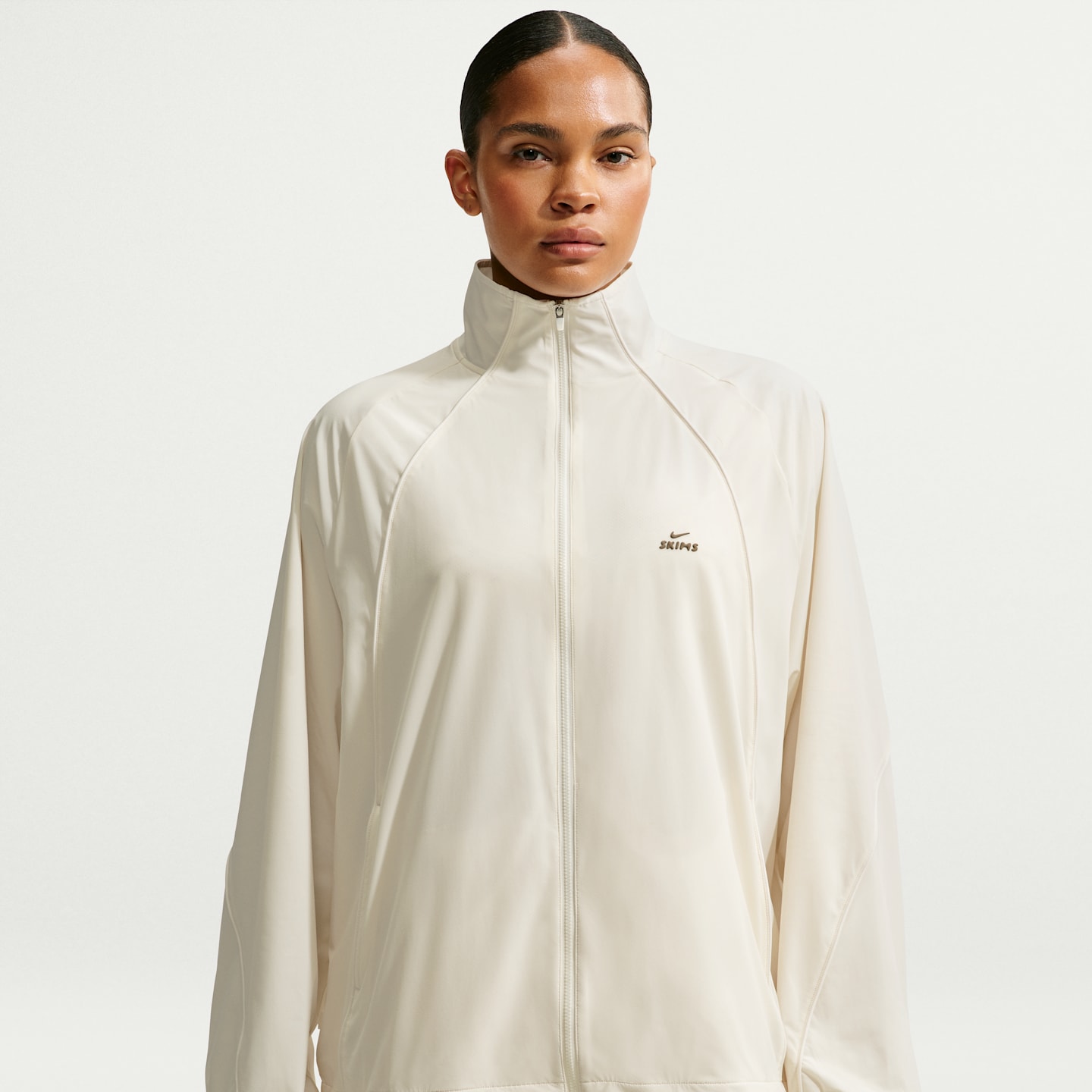 Женская куртка NikeSKIMS Stretch Nylon оверсайз из эластичного нейлона, цвет: Слоновая кость — фото 1