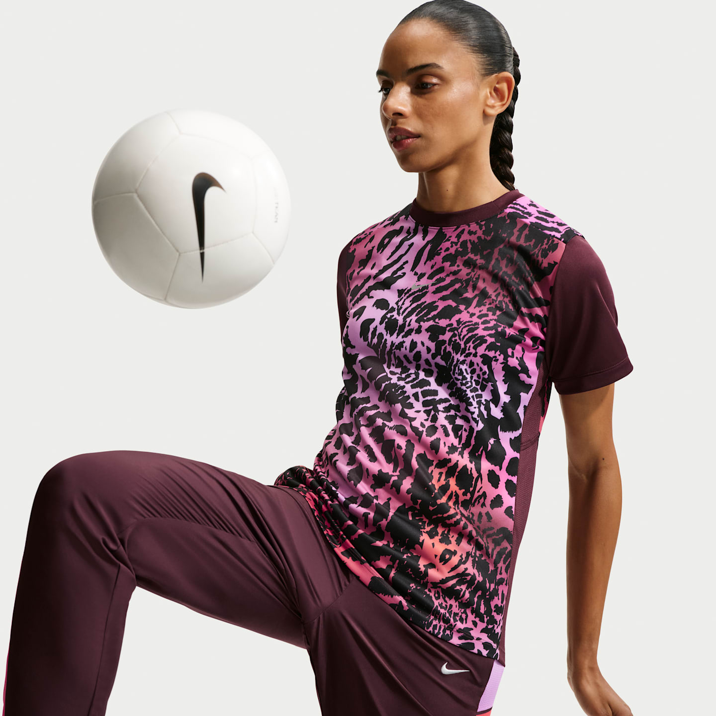 Женская футбольная футболка Nike United Academy Dri-FIT с коротким рукавом, цвет: Бордовый / Платиновый — фото 3