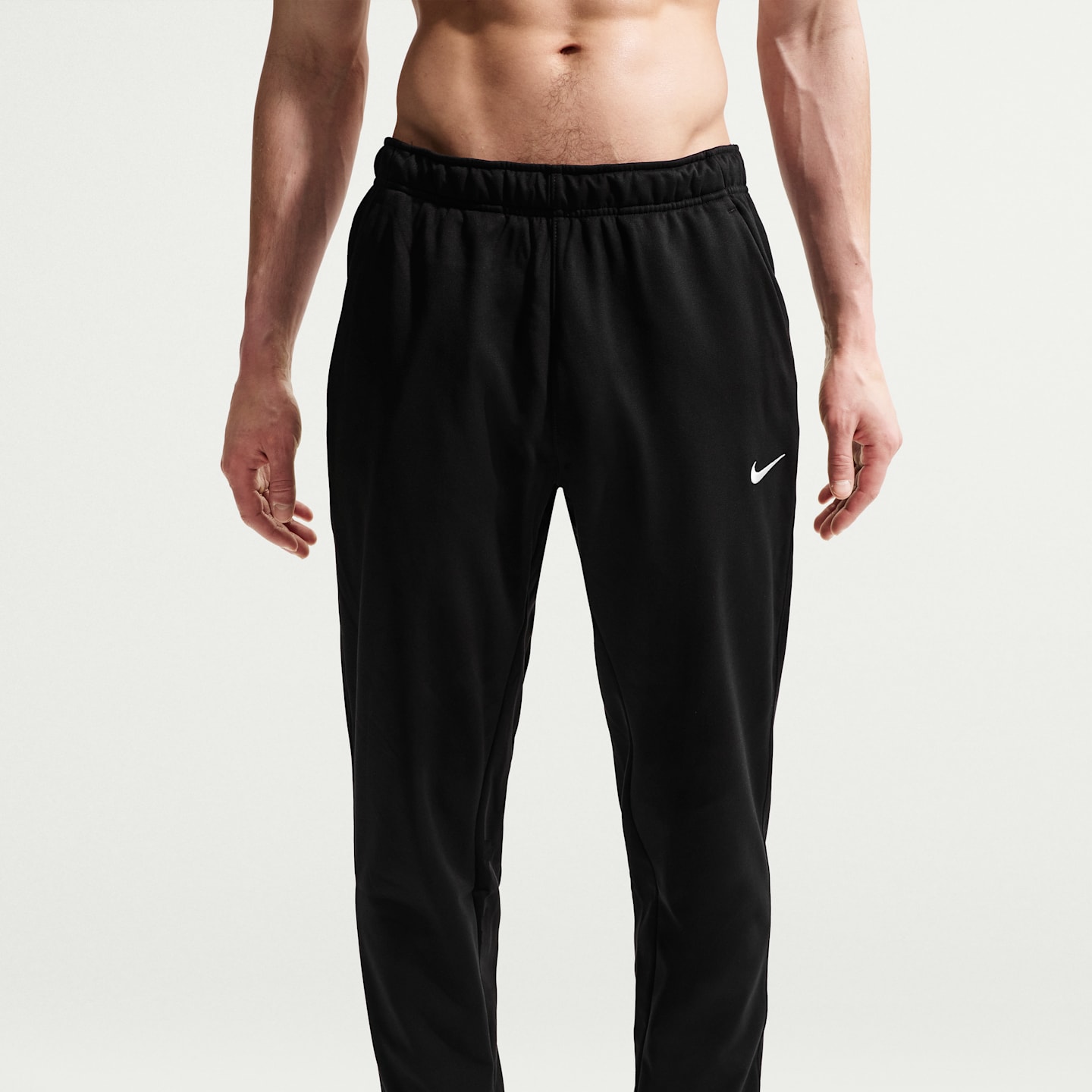 Мужские зауженные брюки Nike Therma Therma-FIT для фитнеса, цвет: Чёрный / Белый — фото 2