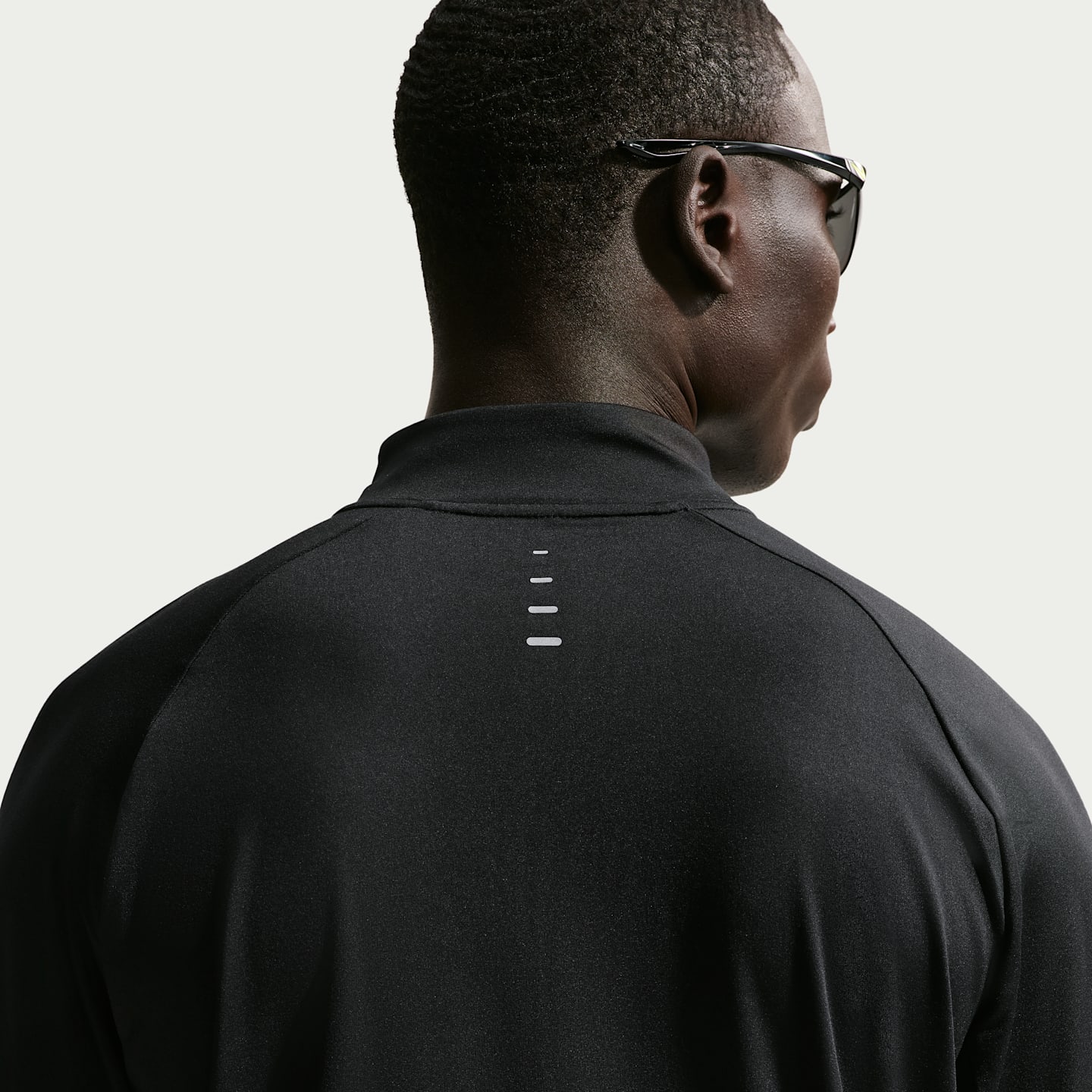 Мужской беговой промежуточный слой Nike Stride Dri-FIT на молнии 1/2, цвет: Чёрный — фото 2