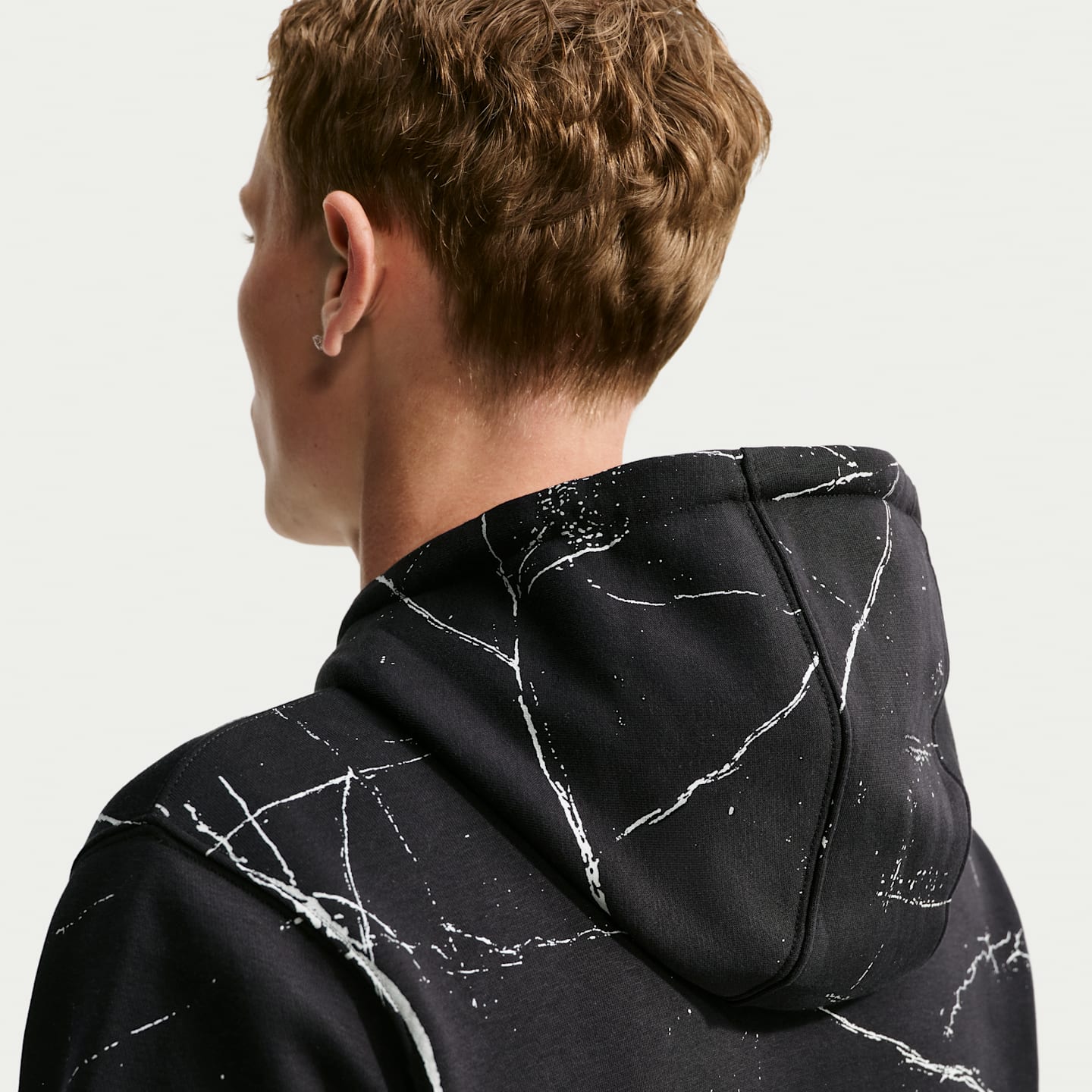 Мужское флисовое худи Nike Club, цвет: Чёрный / Молочный — фото 2