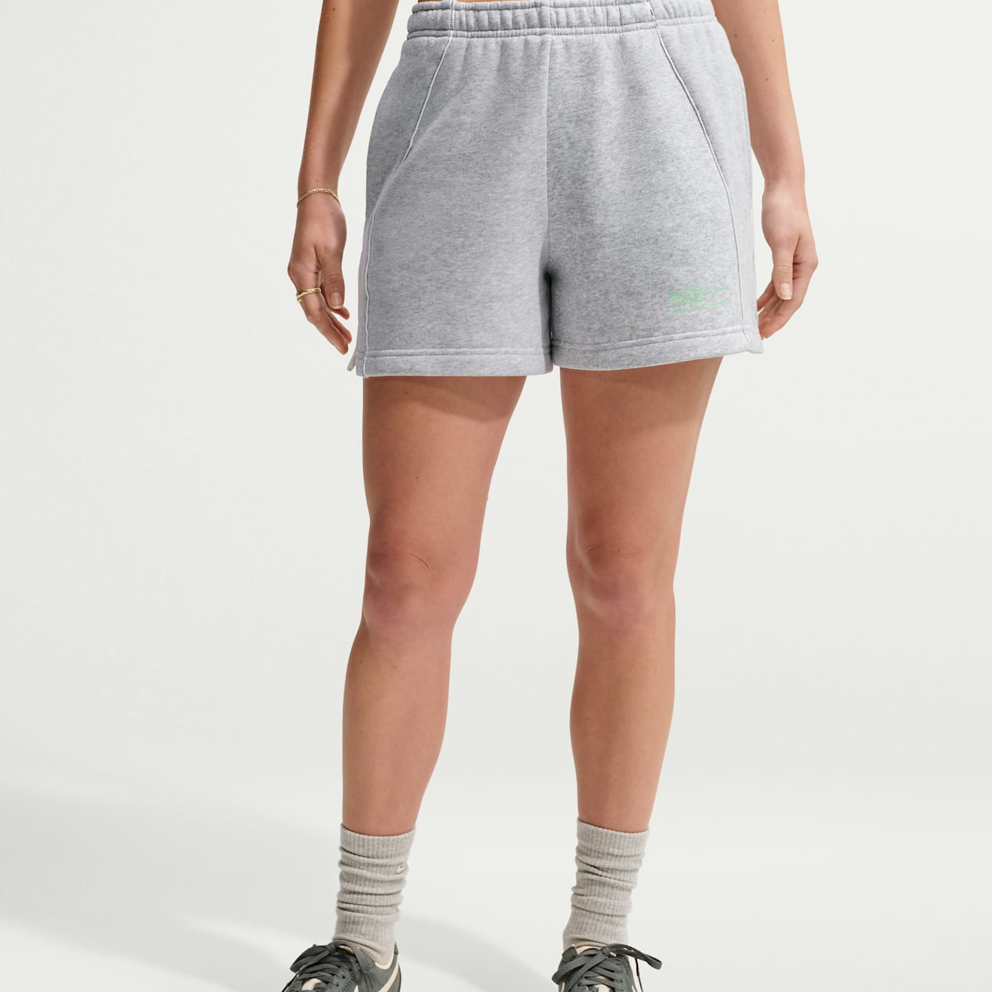 Женские шорты Nike Studio Fleece Medium Weight Graphic Pack Athletic Department, цвет: Серый меланжевый / Зелёный — фото 2