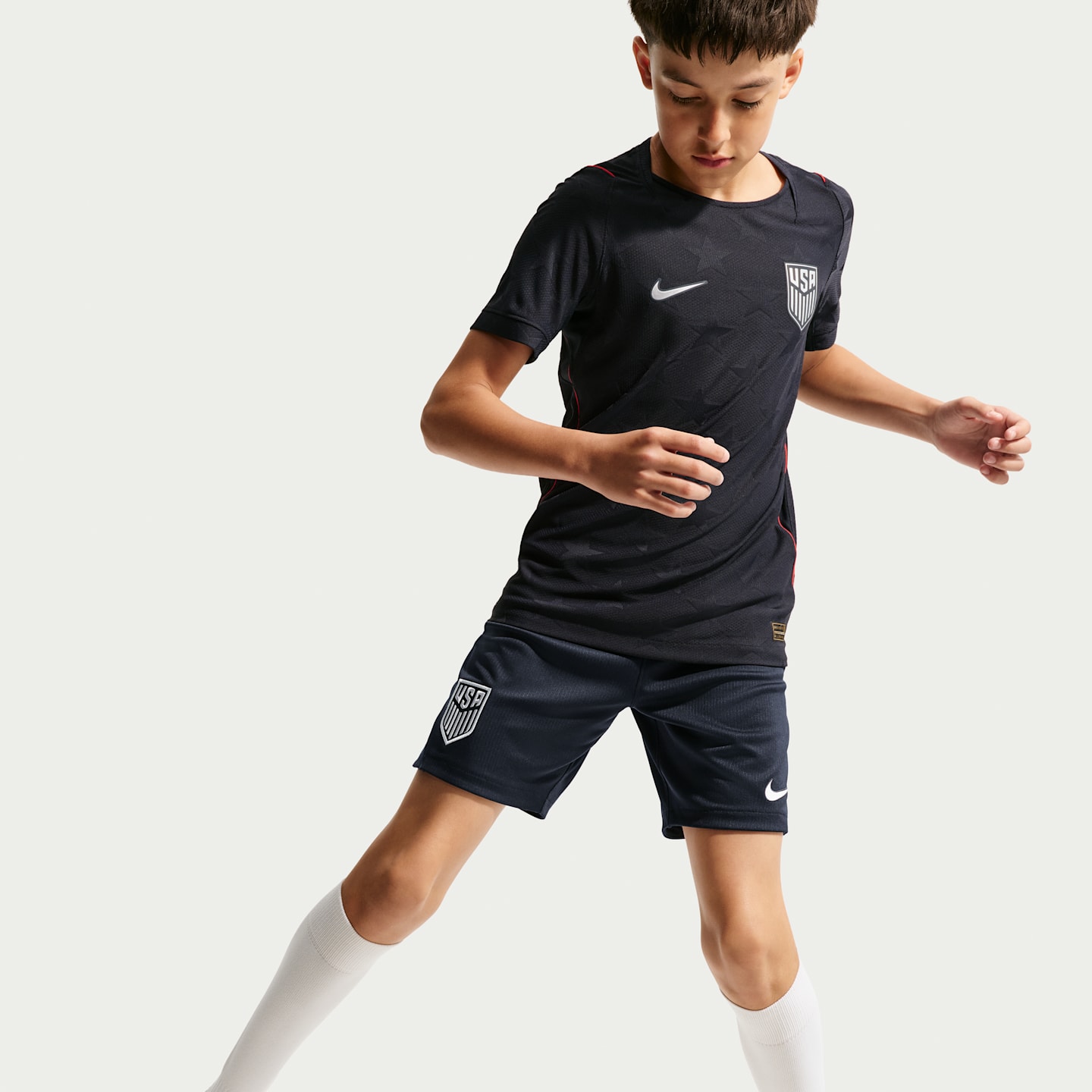 Детские футбольные шорты Nike Usmnt 2026 Stadium Away Dri-FIT Replica, цвет: Обсидиановый / Красный — фото 4