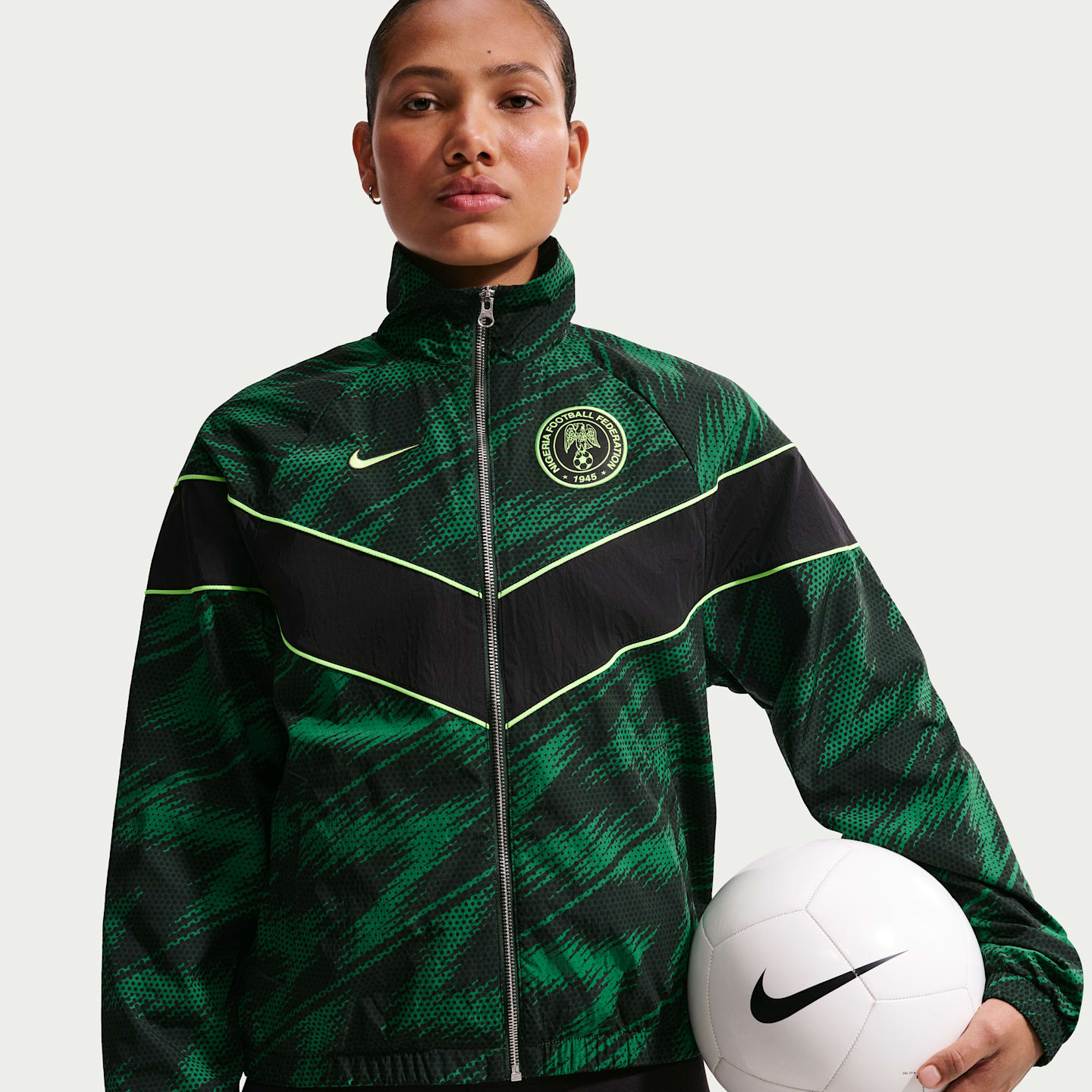 Женская футбольная куртка Nike Nigeria Windrunner UV, цвет: Зелёный / Чёрный — фото 1
