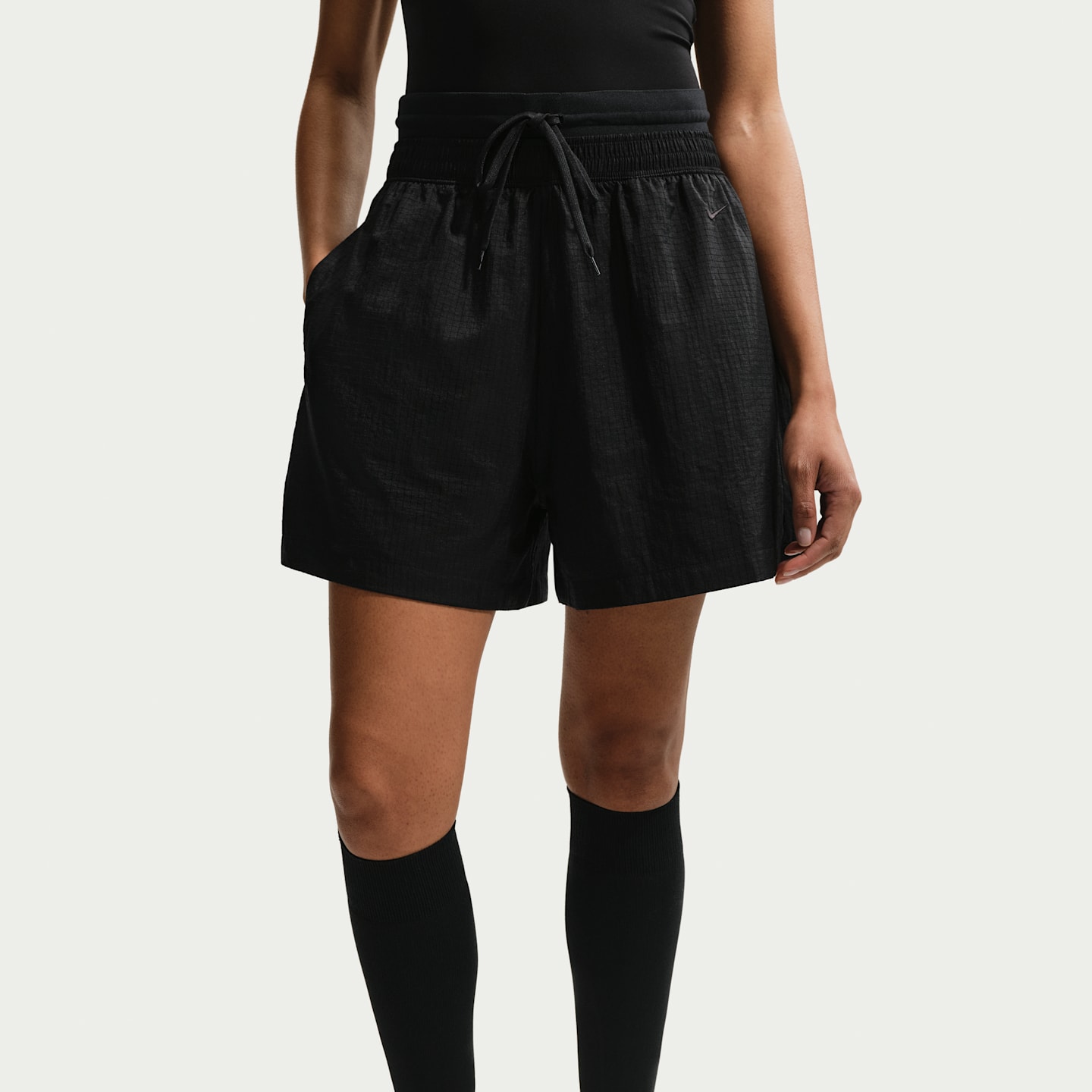 Женские лёгкие шорты Nike Sportswear из рипстопа свободного кроя с высокой талией, цвет: Чёрный — фото 2