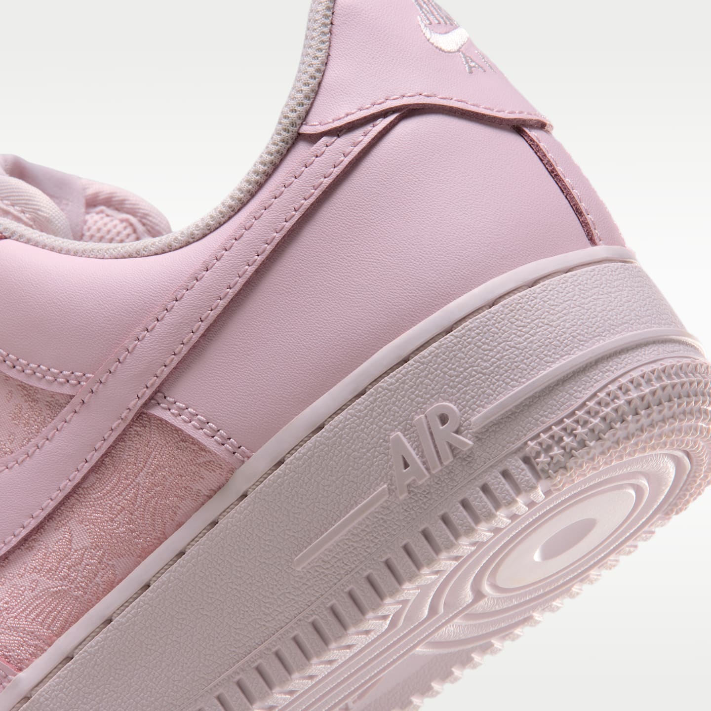 Женские кроссовки Nike Air Force 1 '07 Suede, цвет: Розовый / Снежный белый — фото 8