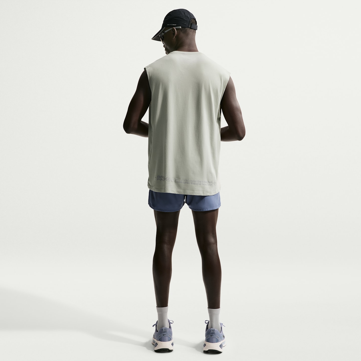 Мужская беговая футболка Nike Dri-FIT без рукавов, цвет: Еловый туманный / Серебряный шалфейный — фото 5