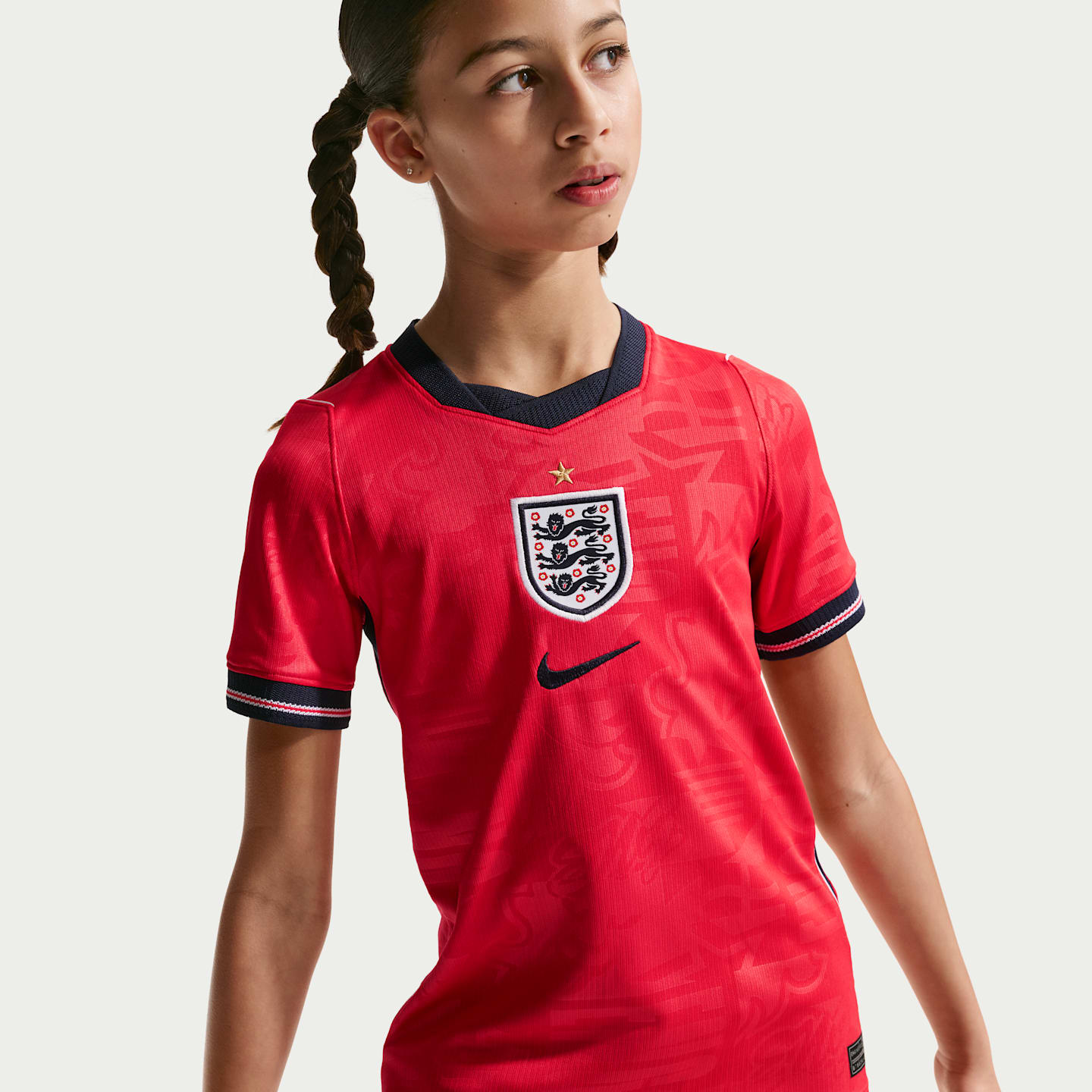 Детский топ Nike England National Team 2026 Stadium Home Big Kids' Dri-FIT Soccer Jersey, цвет: Красный / Обсидиановый — фото 2