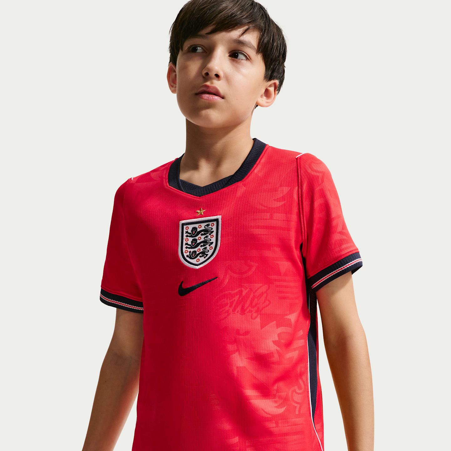 Детский топ Nike England National Team 2026 Stadium Home Big Kids' Dri-FIT Soccer Jersey, цвет: Красный / Обсидиановый — фото 3