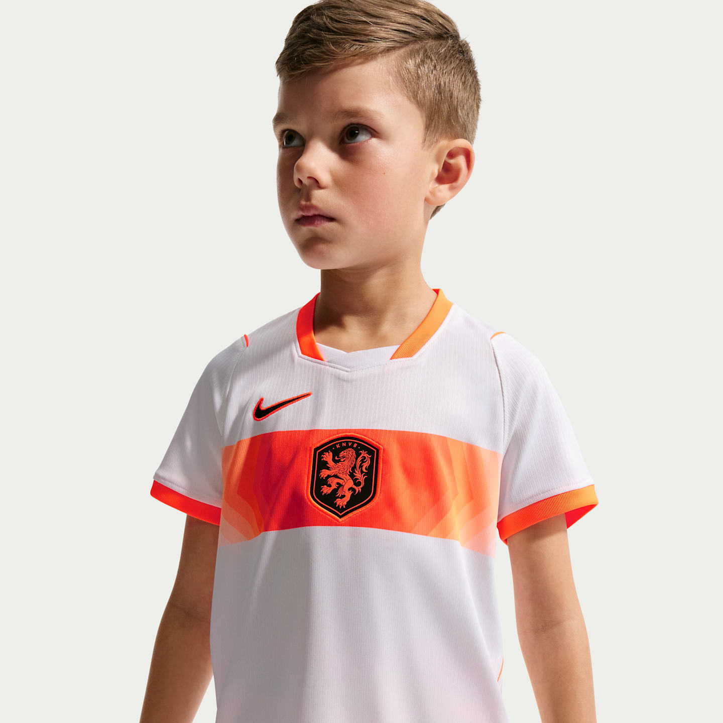 Детский футбольный комплект Nike Netherlands 2026 Stadium Away из 3 предметов, цвет: Белый / Малиновый — фото 2