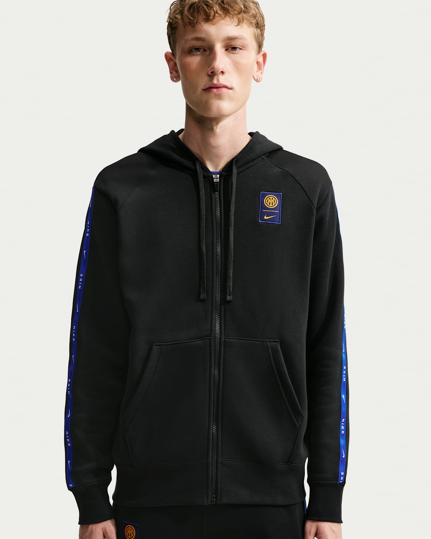 Мужское флисовое футбольное худи на молнии Nike Inter Milan City Side, цвет: Чёрный / Золотой — фото 6