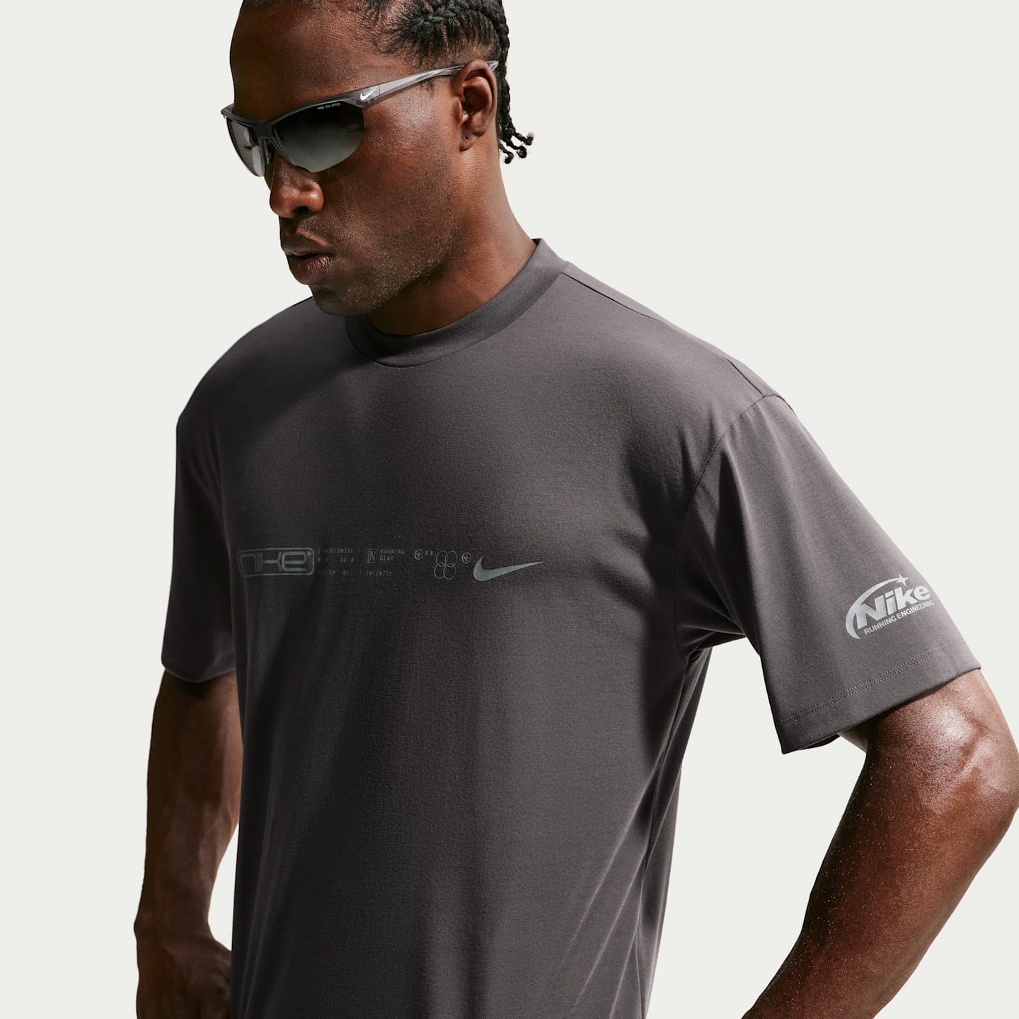 Мужской беговой топ Nike Dri-FIT с коротким рукавом, цвет: Средний пепельный / Чёрный — фото 3