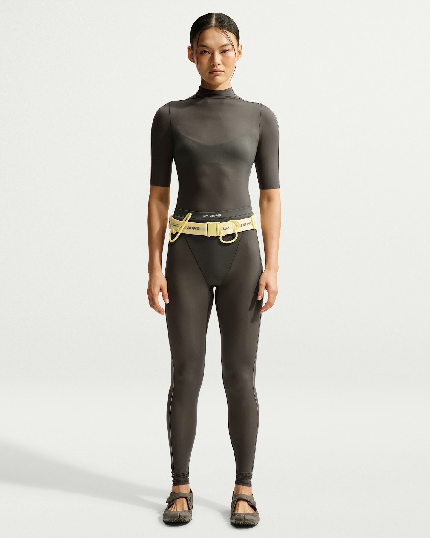 Женские легинсы NikeSKIMS Weightless с высокой талией и V-образной вставкой, цвет: Nskm Boulder — фото 8