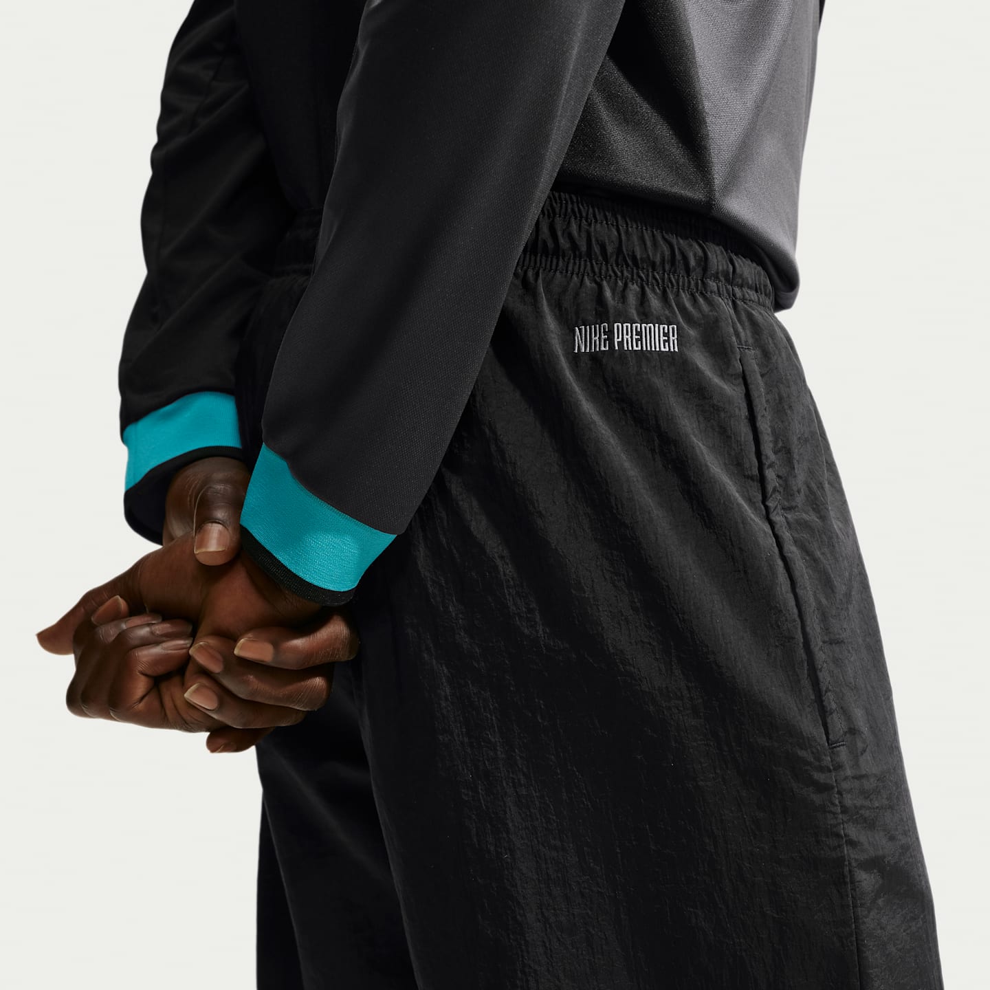 Мужские футбольные брюки Nike i96 Repel Woven Track, цвет: Чёрный / Холодный серый — фото 3