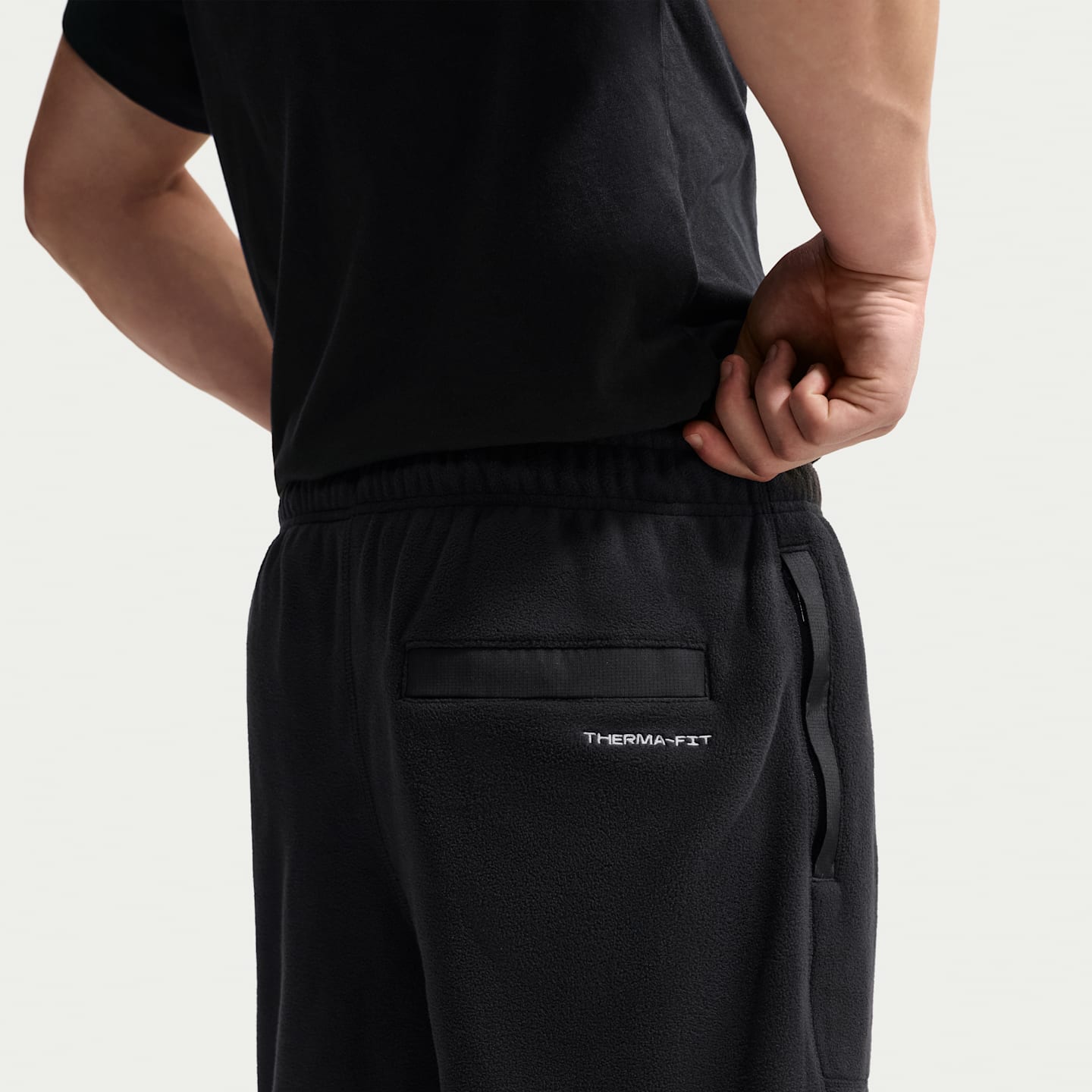 Мужские брюки Nike Club Therma-FIT, цвет: Чёрный / Белый — фото 3