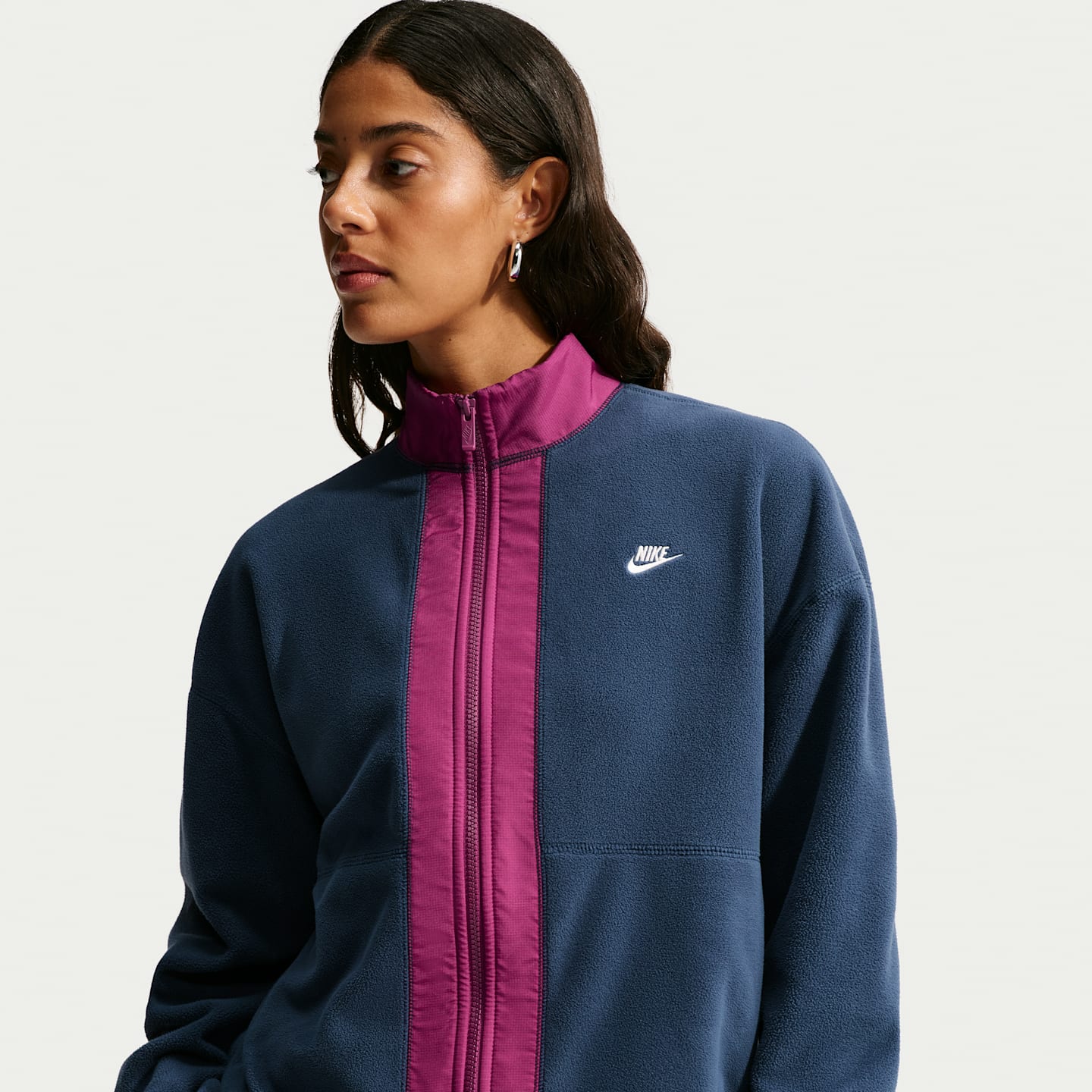 Женский свободный свитшот Nike Sportswear Therma-FIT на молнии, цвет: Тёмно-синий / Ягодный — фото 1