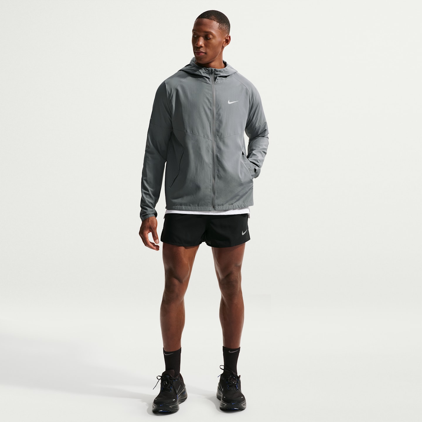 Мужская беговая куртка Nike Miler Repel, цвет: Дымчатый серый — фото 4