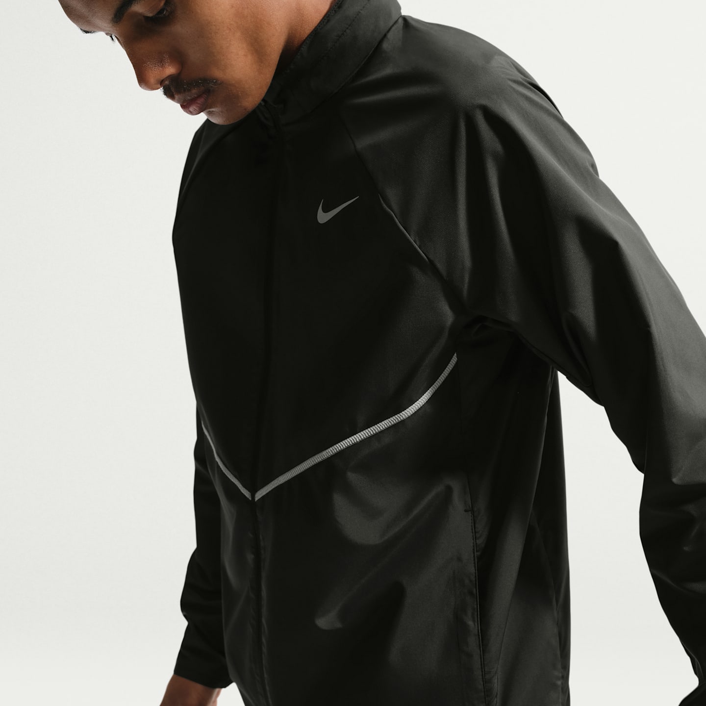 Мужская беговая куртка Nike Miler Repel с УФ-защитой, цвет: Чёрный — фото 2