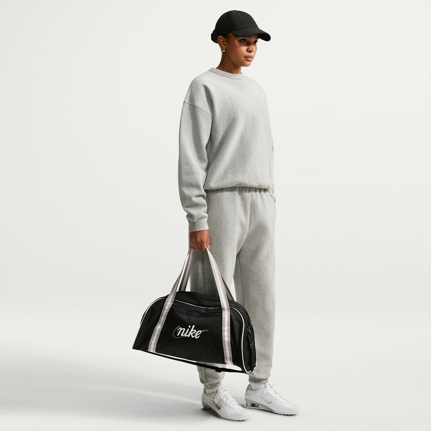 Женская сумка Nike Gym Club Training (24L), цвет: Чёрный / Серый — фото 11