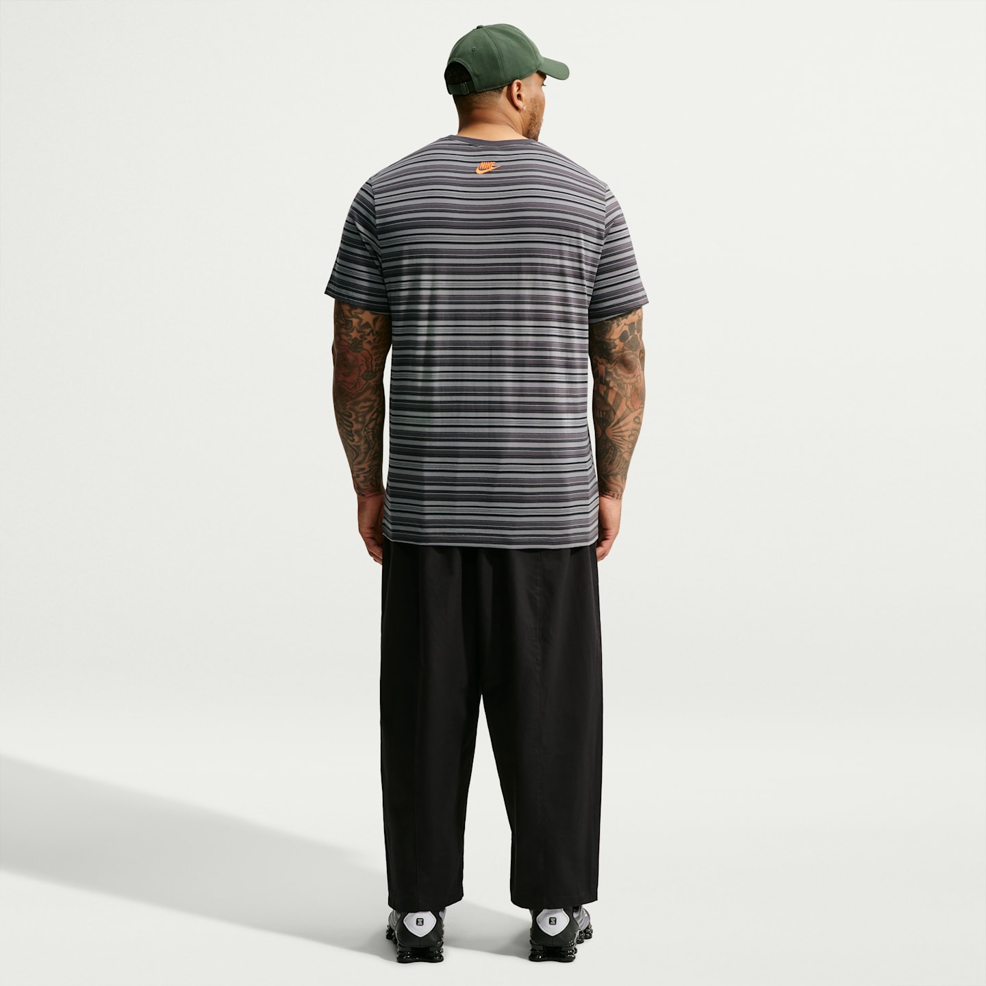 Мужская футболка Nike Sportswear в полоску, цвет: Тёмный дымчатый серый — фото 10