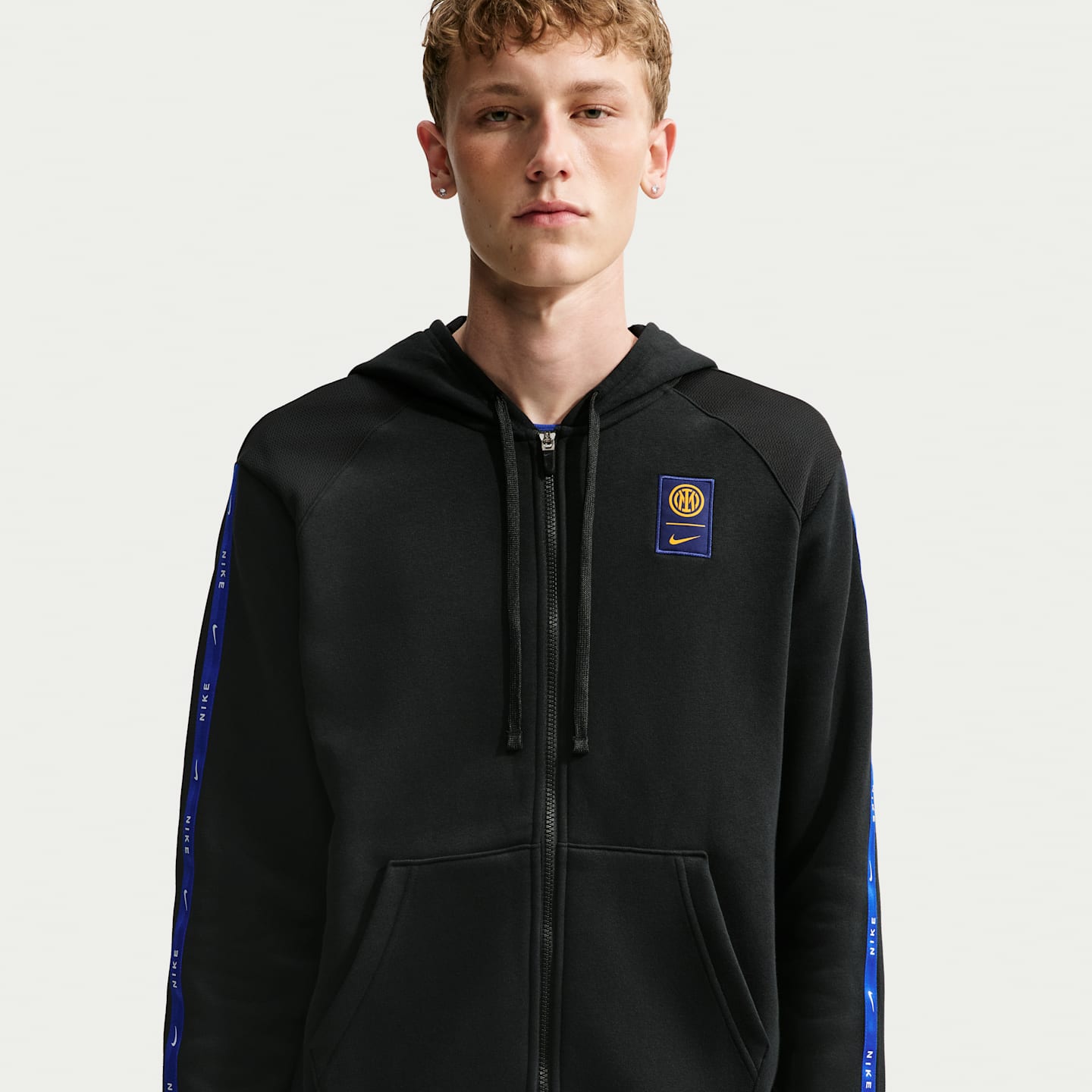 Мужское флисовое футбольное худи на молнии Nike Inter Milan City Side, цвет: Чёрный / Золотой — фото 1