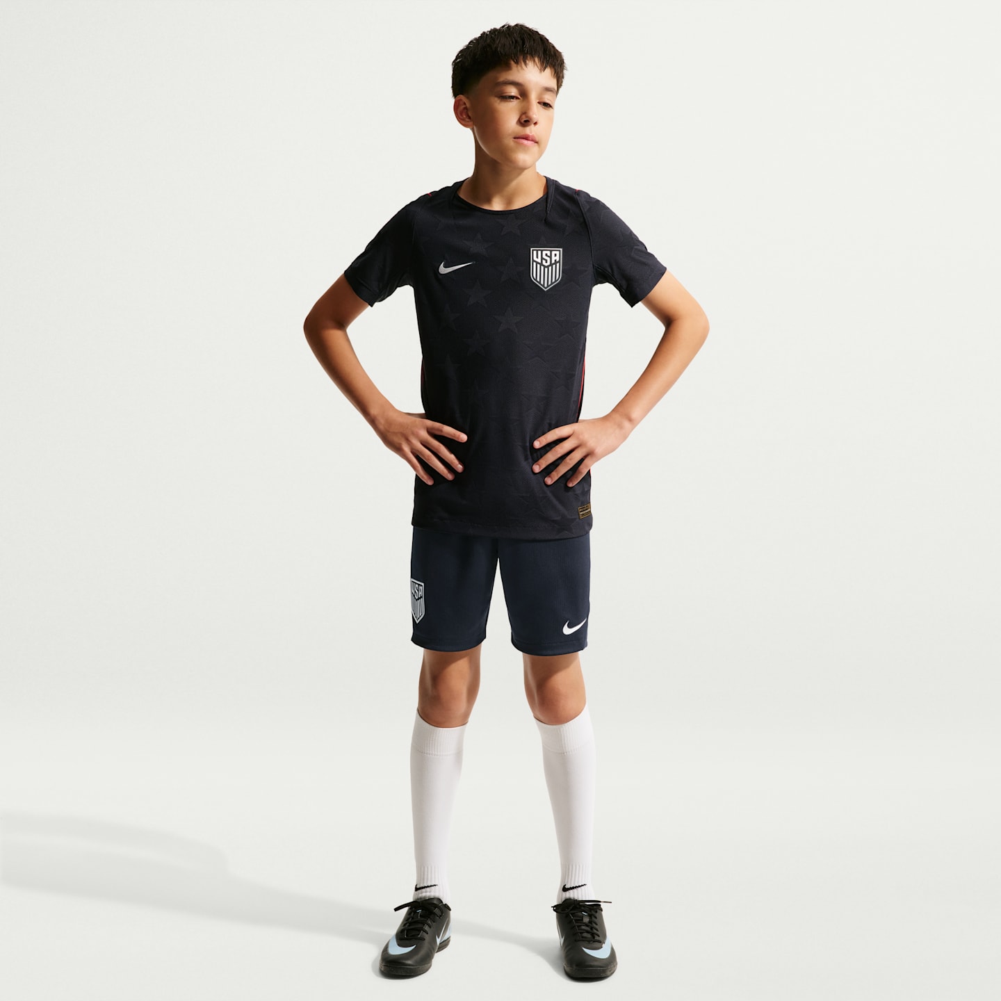 Детские футбольные шорты Nike Usmnt 2026 Stadium Away Dri-FIT Replica, цвет: Обсидиановый / Красный — фото 1