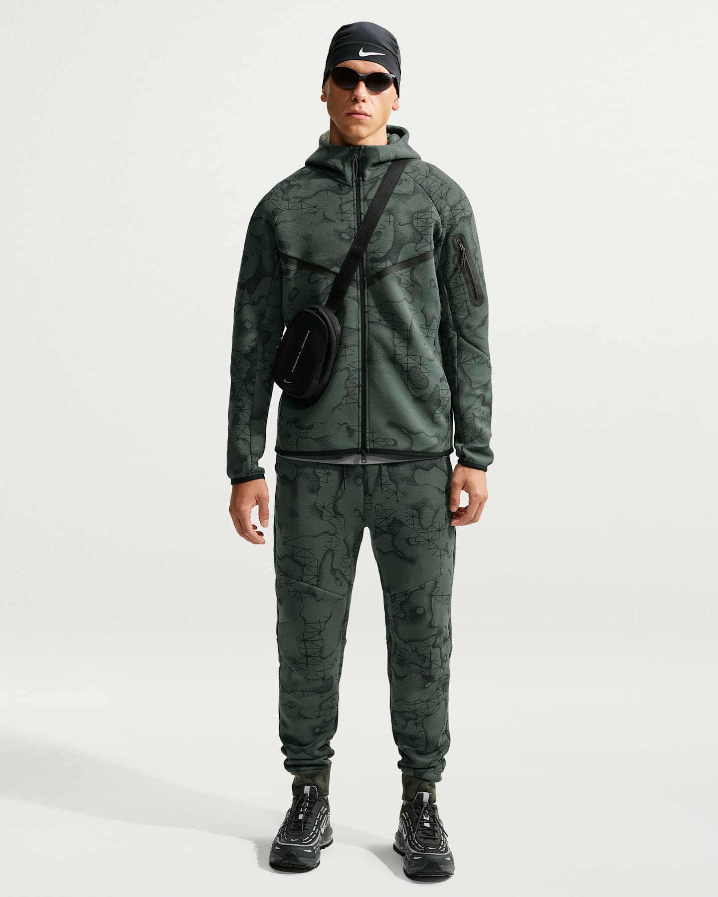 Мужские облегающие флисовые джоггеры Nike Tech с принтом по всей поверхности, цвет: Камуфляжный зелёный / Чёрный еловый — фото 6
