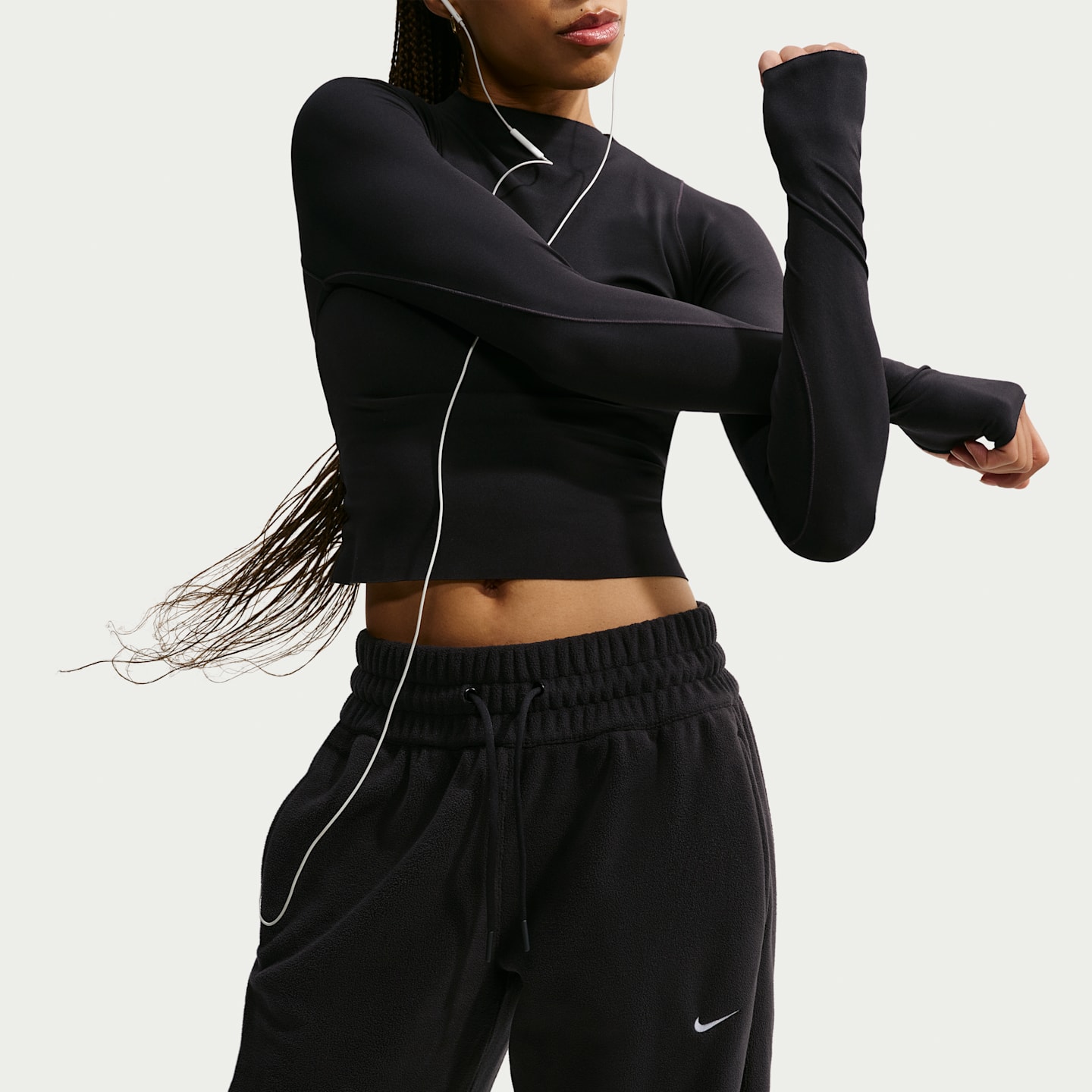 Женские флисовые джоггеры Nike One Therma-FIT со средней посадкой, цвет: Чёрный / Белый — фото 2